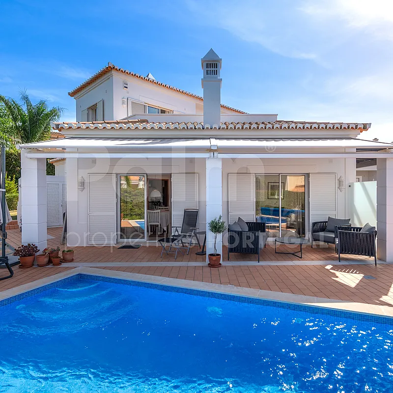Modern 3-Bedroom Villa with Pool Near Gramacho Golf, Lagoa