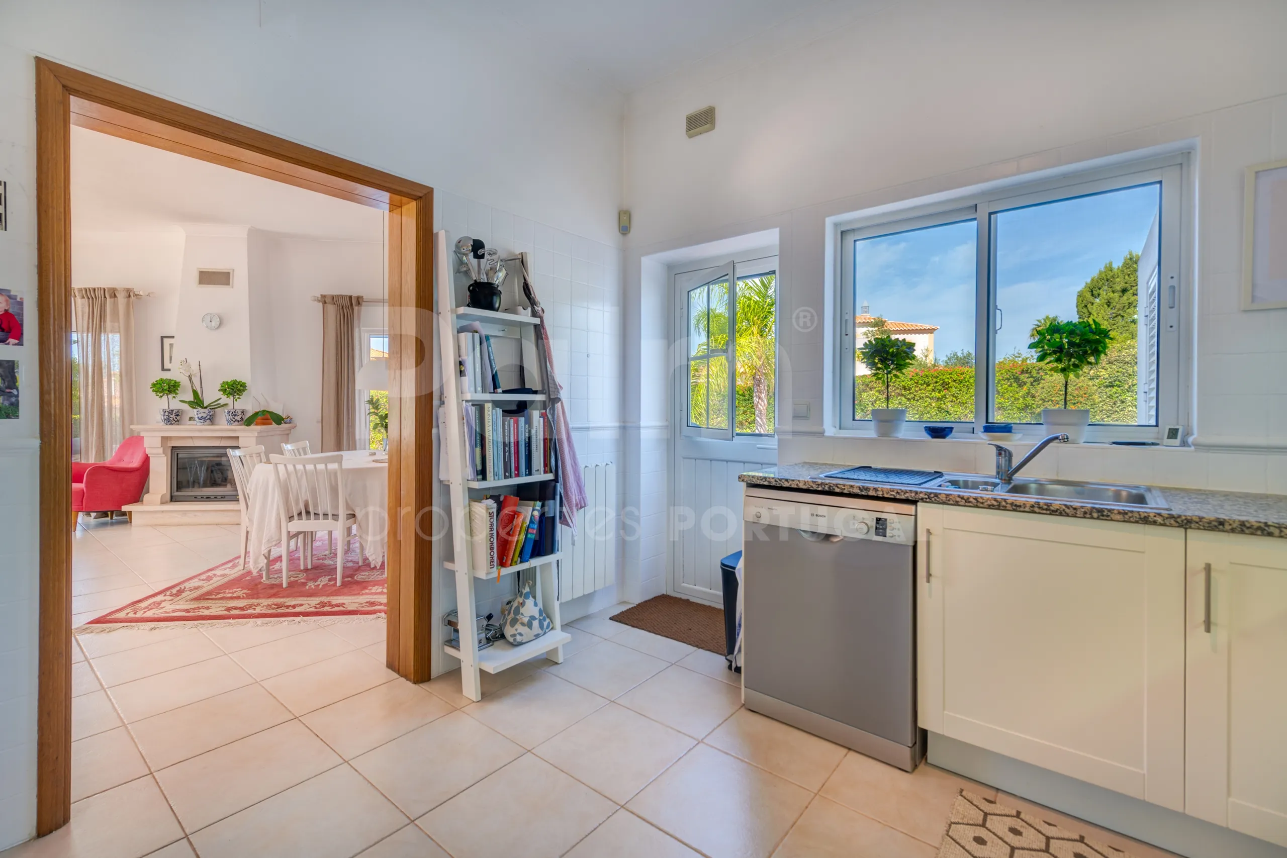 Modern 3-Bedroom Villa with Pool Near Gramacho Golf, Lagoa - View image 9 of 63