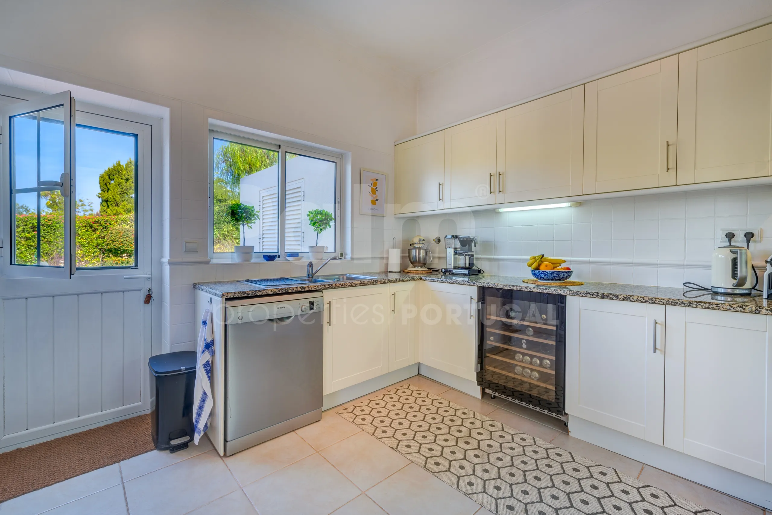 Modern 3-Bedroom Villa with Pool Near Gramacho Golf, Lagoa - View image 10 of 63