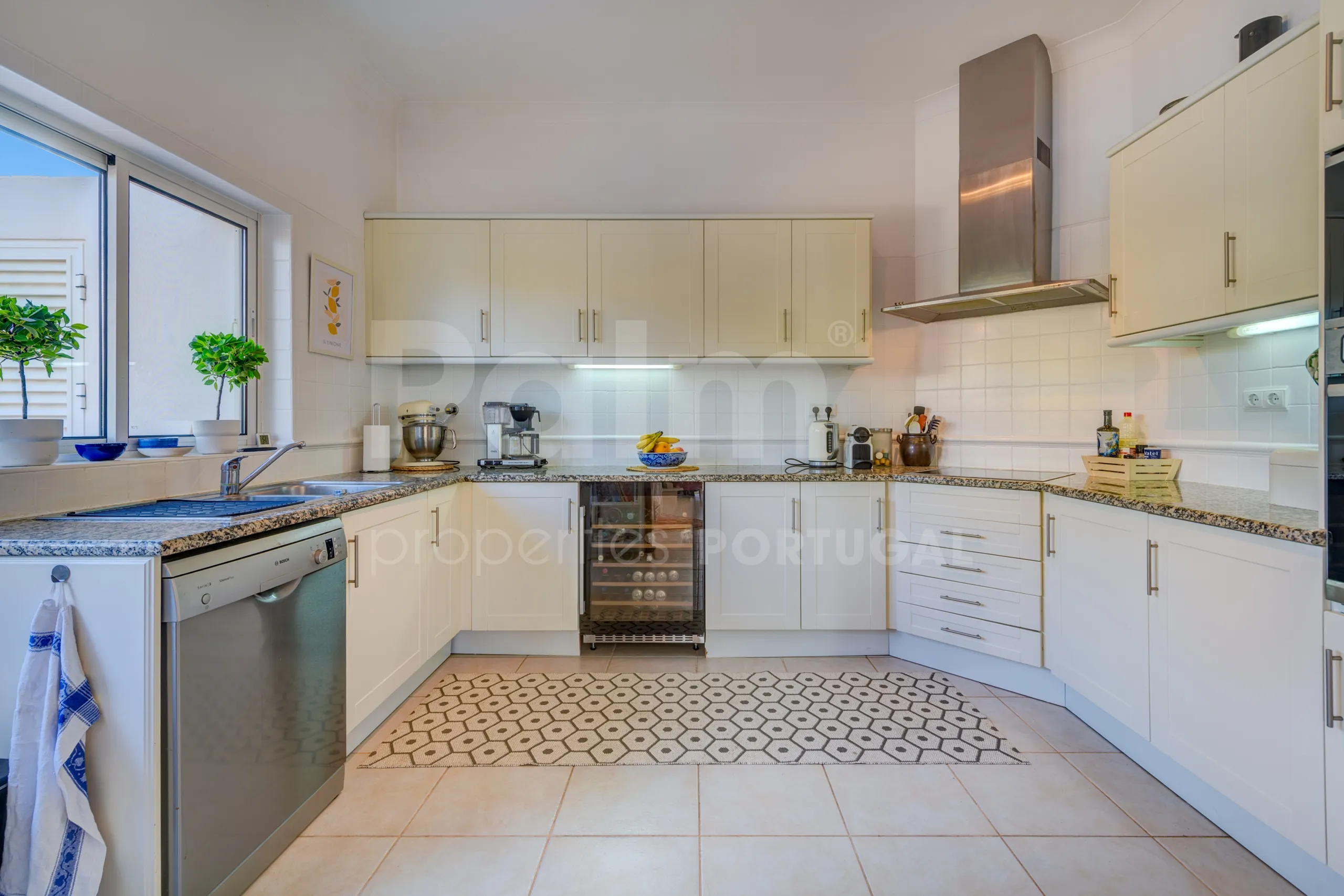 Modern 3-Bedroom Villa with Pool Near Gramacho Golf, Lagoa - View image 11 of 63