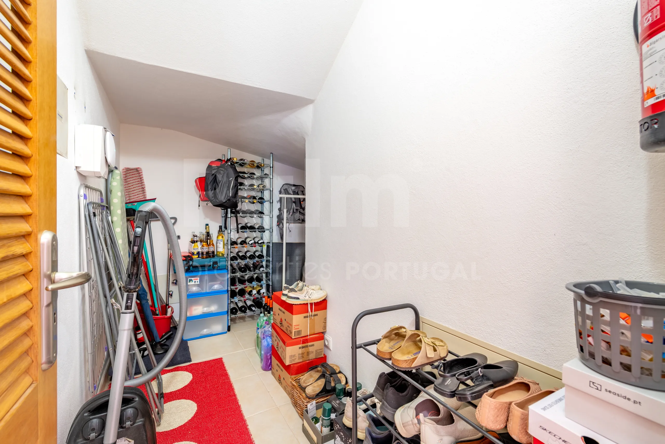Modern 3-Bedroom Villa with Pool Near Gramacho Golf, Lagoa - View image 17 of 63