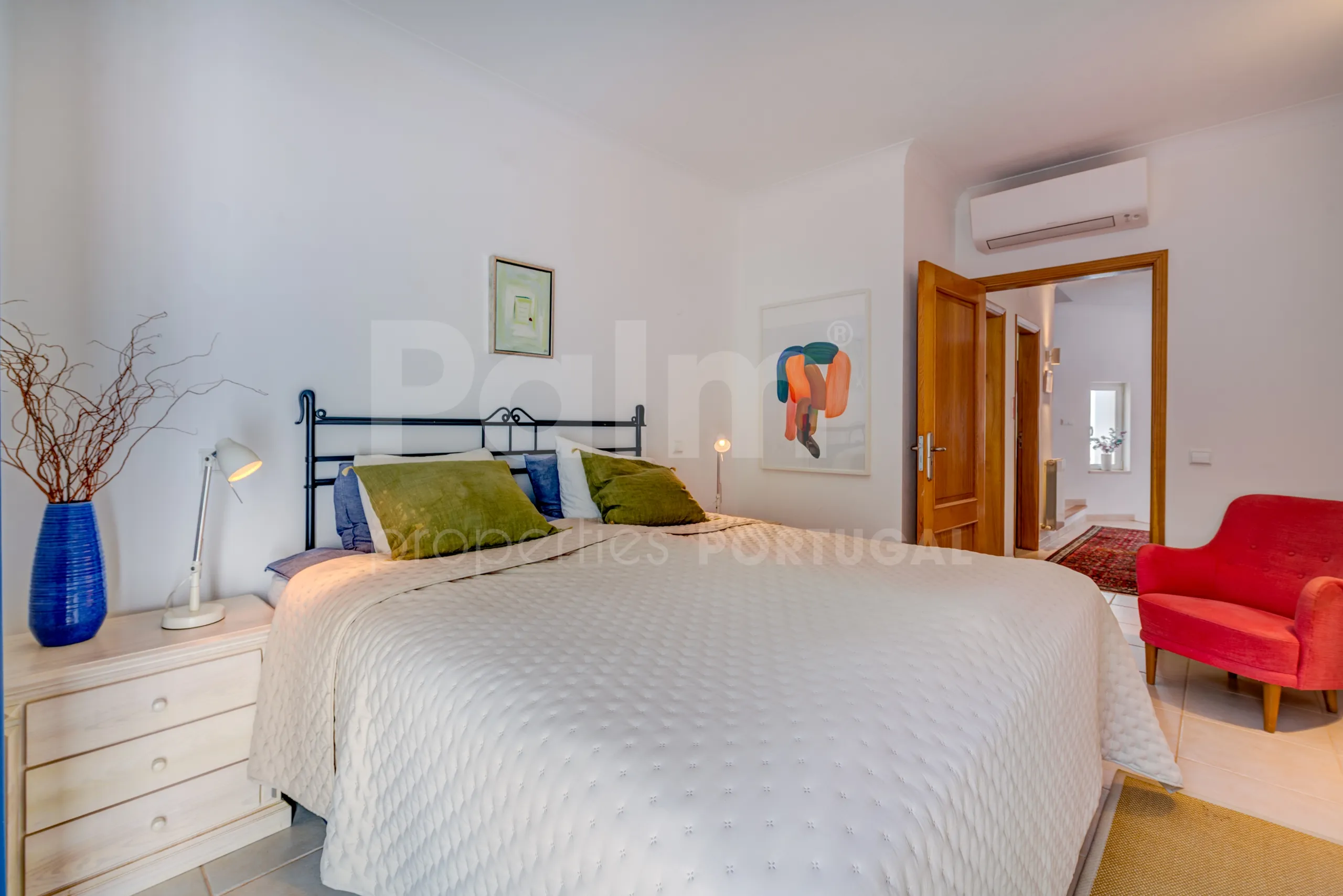 Modern 3-Bedroom Villa with Pool Near Gramacho Golf, Lagoa - View image 18 of 63