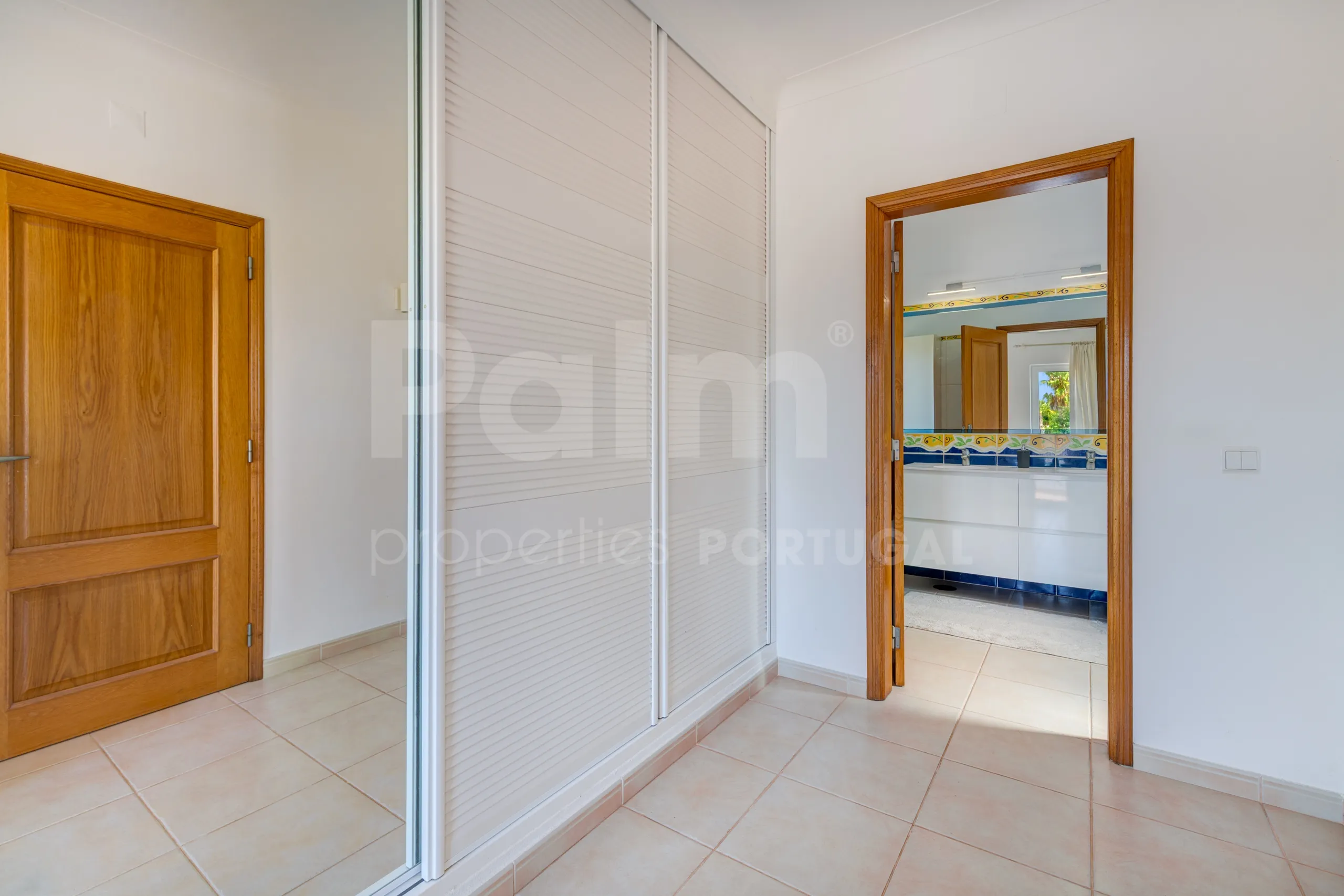 Modern 3-Bedroom Villa with Pool Near Gramacho Golf, Lagoa - View image 37 of 63