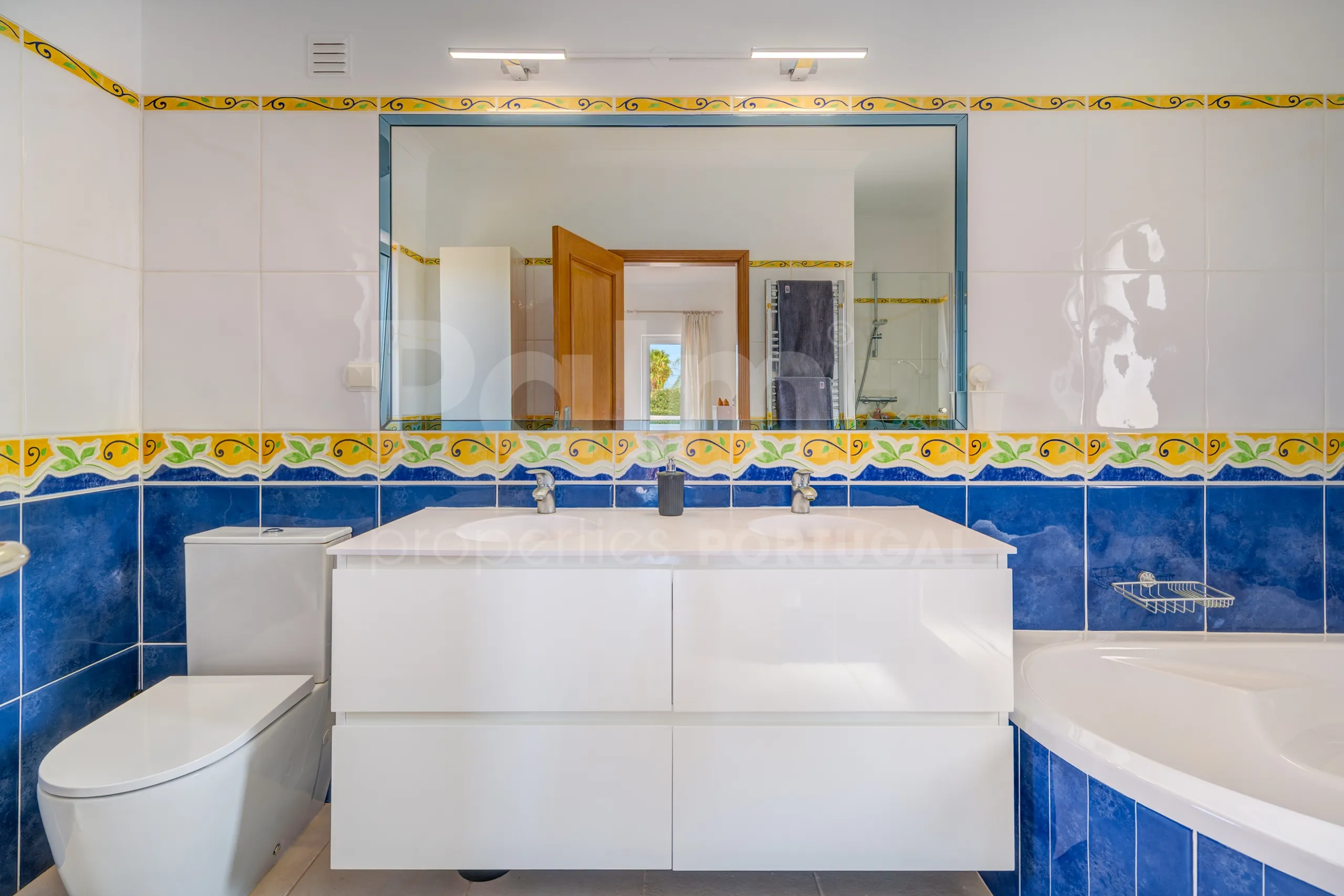 Modern 3-Bedroom Villa with Pool Near Gramacho Golf, Lagoa - View image 38 of 63