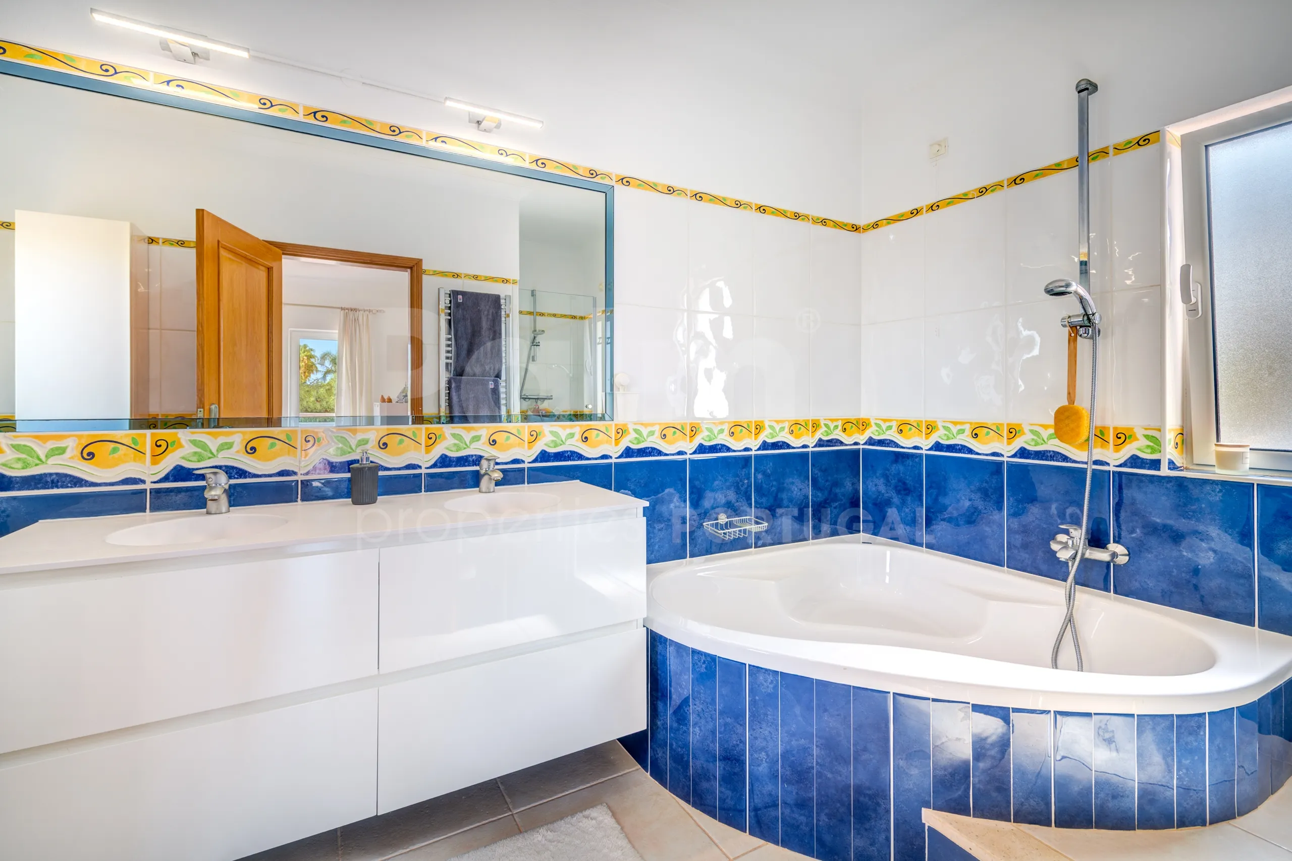 Modern 3-Bedroom Villa with Pool Near Gramacho Golf, Lagoa - View image 39 of 63