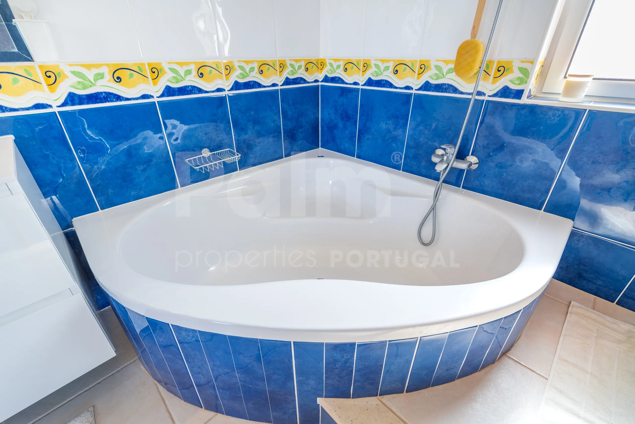 Modern 3-Bedroom Villa with Pool Near Gramacho Golf, Lagoa - View image 40 of 63