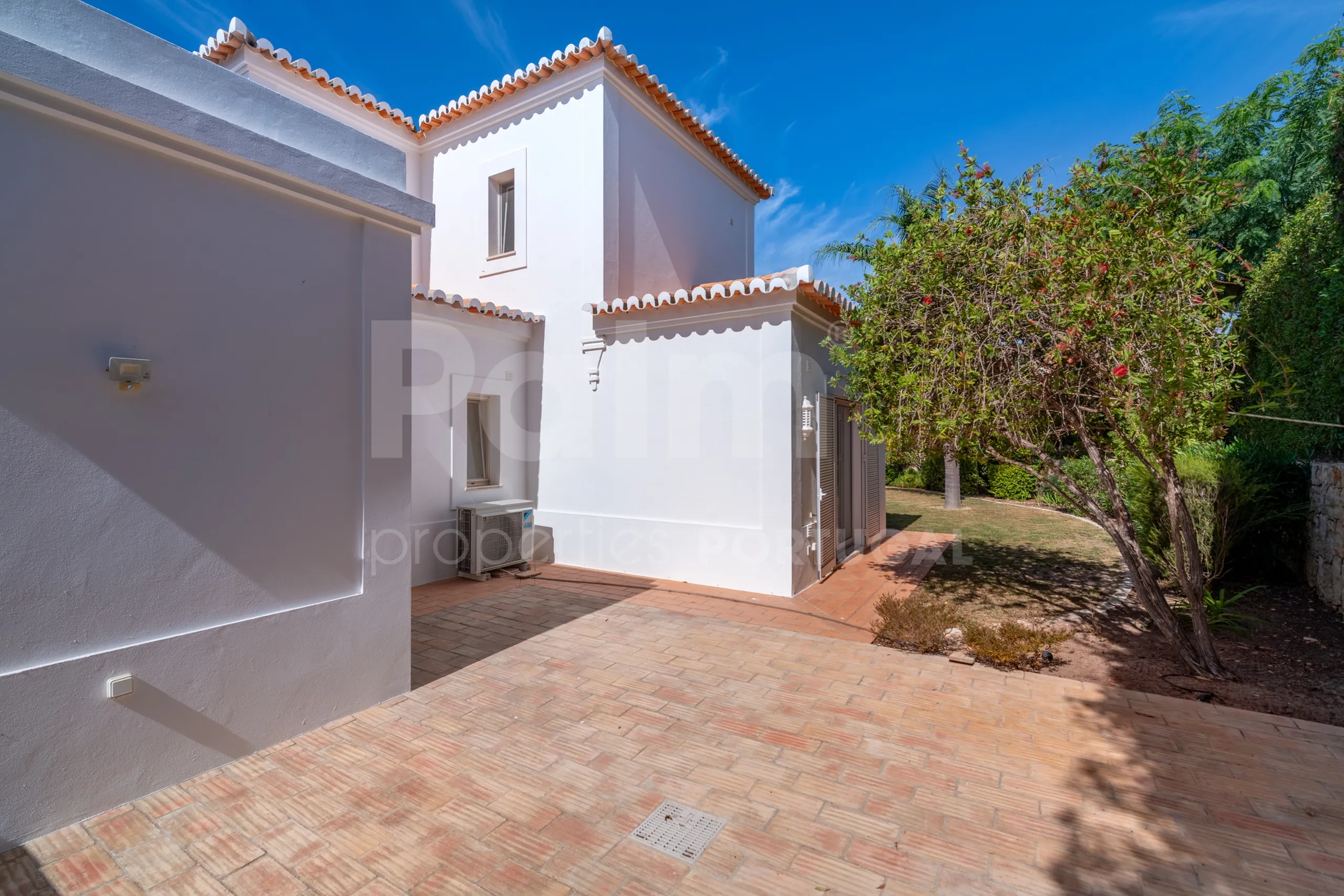 Modern 3-Bedroom Villa with Pool Near Gramacho Golf, Lagoa - View image 50 of 63