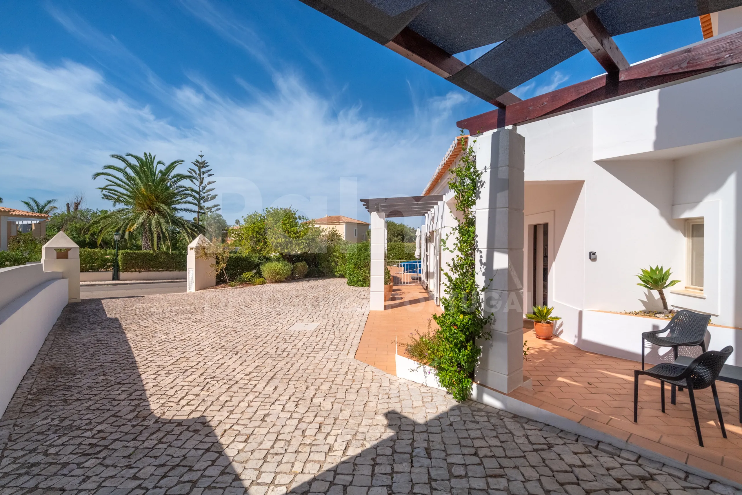 Modern 3-Bedroom Villa with Pool Near Gramacho Golf, Lagoa - View image 53 of 63