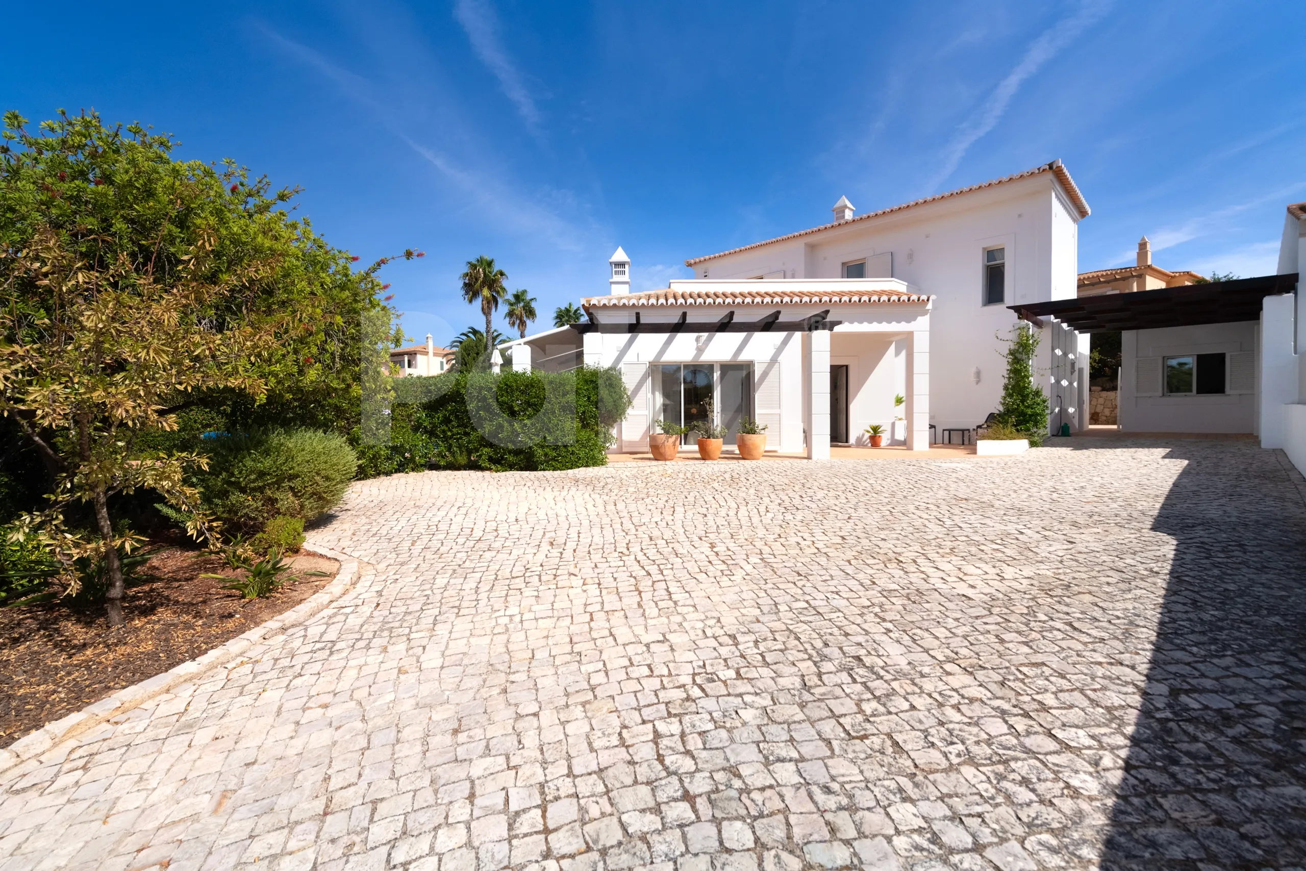 Modern 3-Bedroom Villa with Pool Near Gramacho Golf, Lagoa - View image 54 of 63