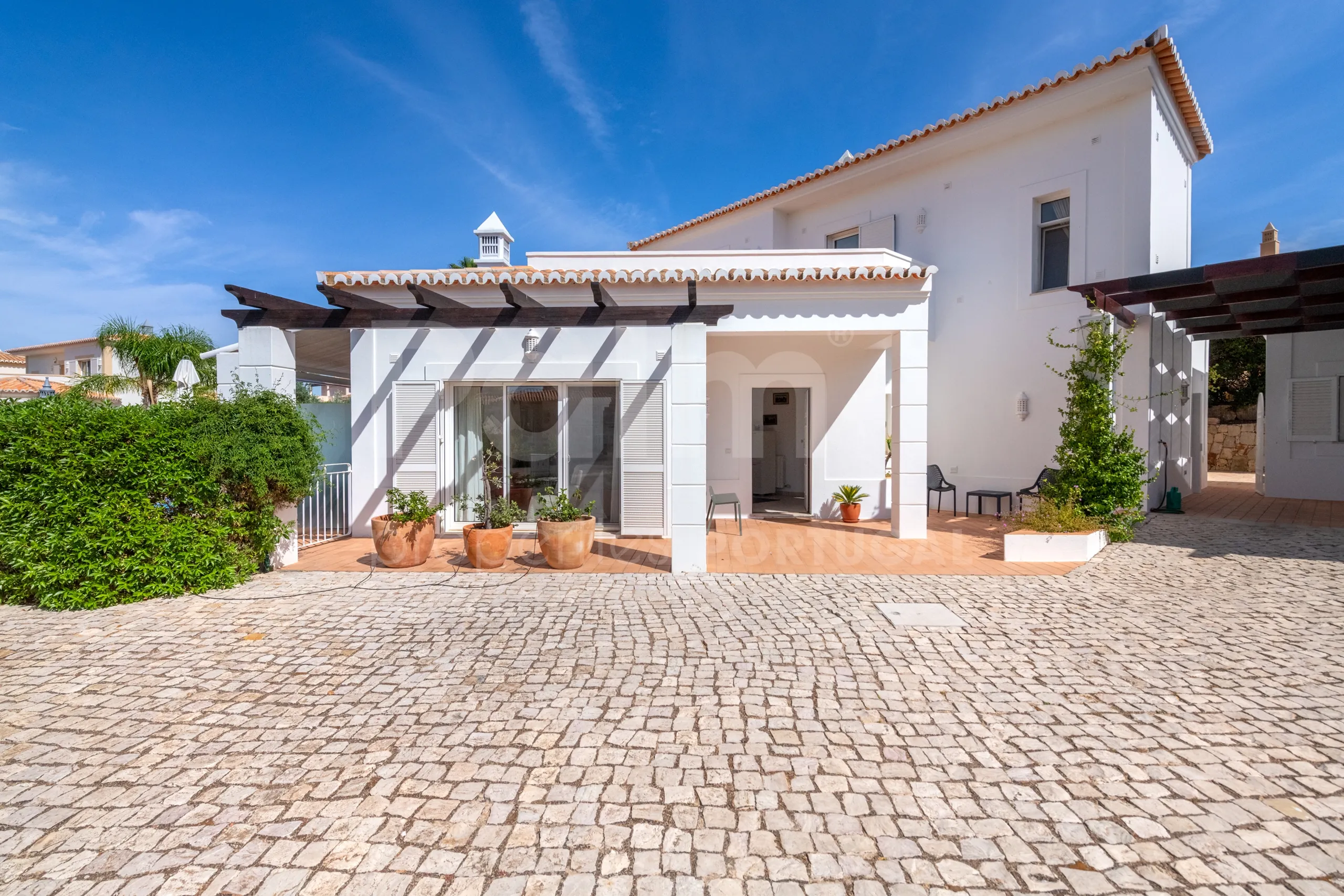 Modern 3-Bedroom Villa with Pool Near Gramacho Golf, Lagoa - View image 55 of 63