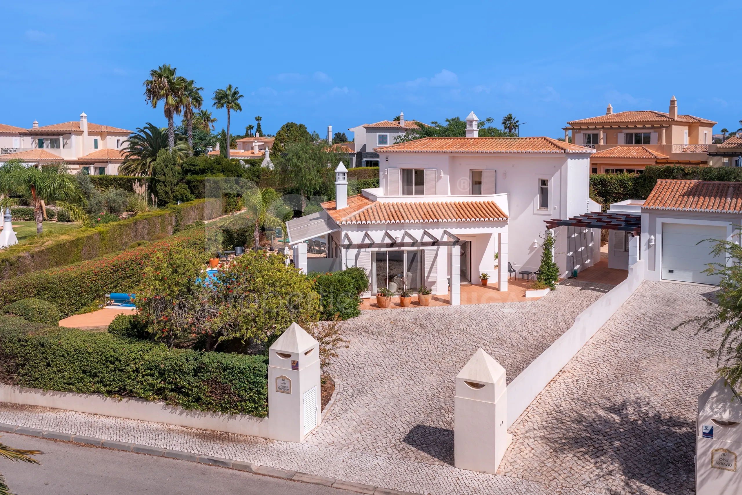 Modern 3-Bedroom Villa with Pool Near Gramacho Golf, Lagoa - View image 56 of 63