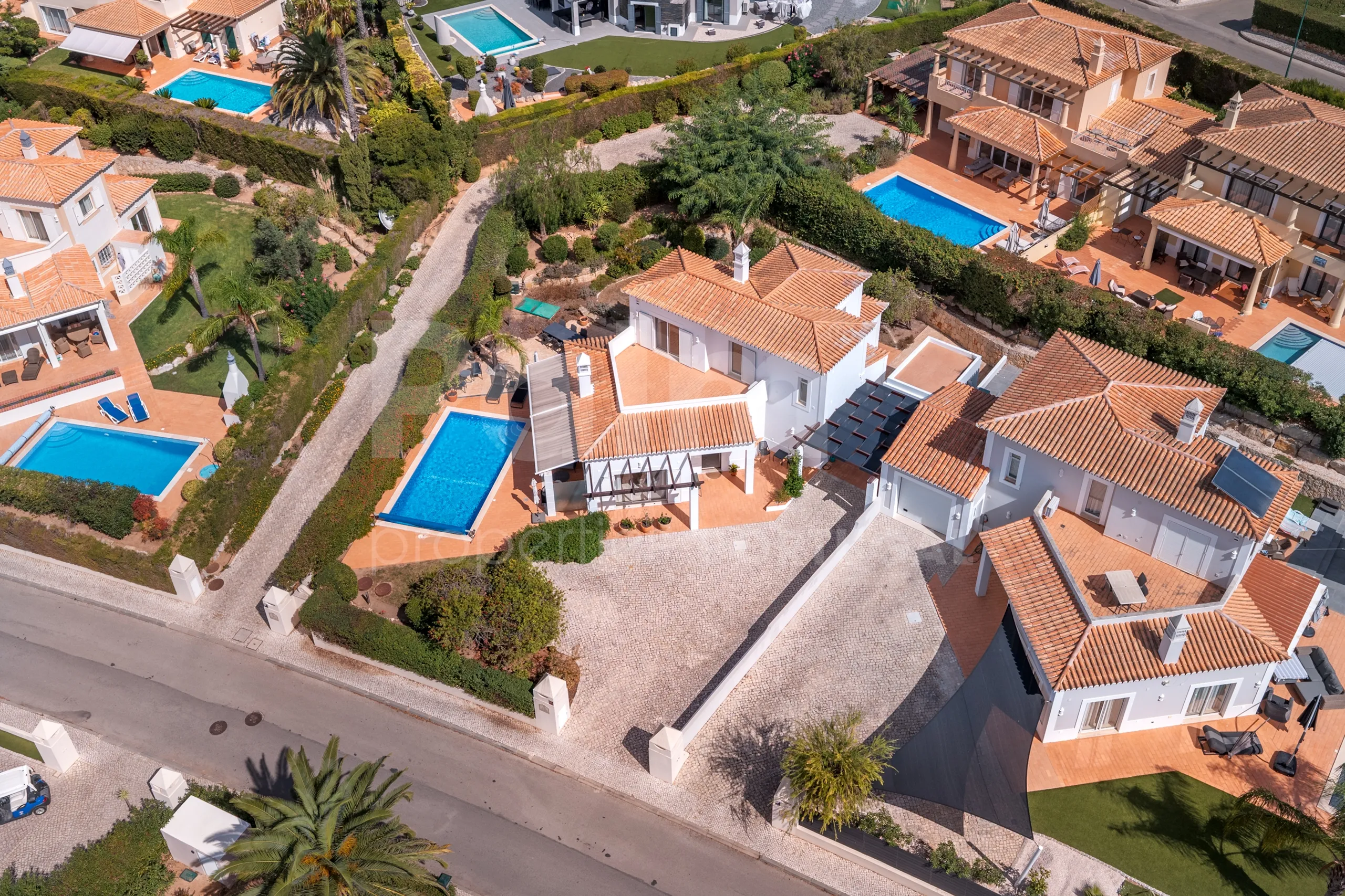 Modern 3-Bedroom Villa with Pool Near Gramacho Golf, Lagoa - View image 59 of 63