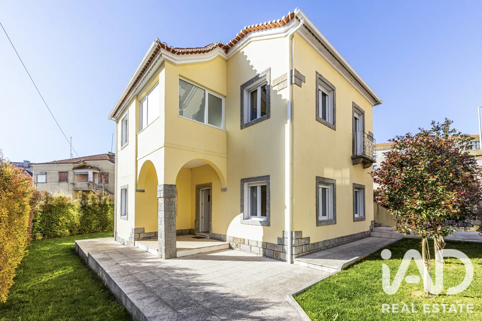 Contemporary 5-Bedroom House with Garden in Lisbon's Agualva e Mira-Sintra - Image 1