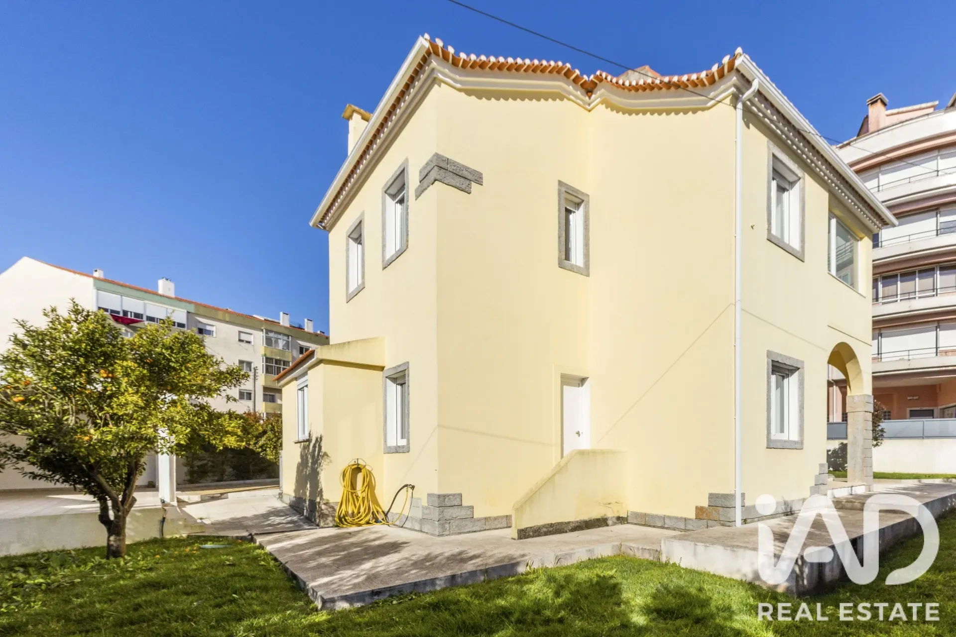 Contemporary 5-Bedroom House with Garden in Lisbon's Agualva e Mira-Sintra - Image 2