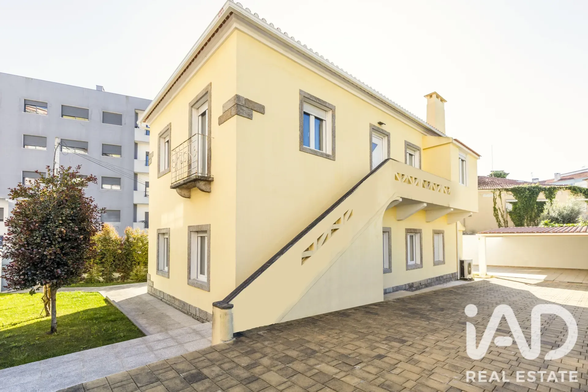 Contemporary 5-Bedroom House with Garden in Lisbon's Agualva e Mira-Sintra - Image 3