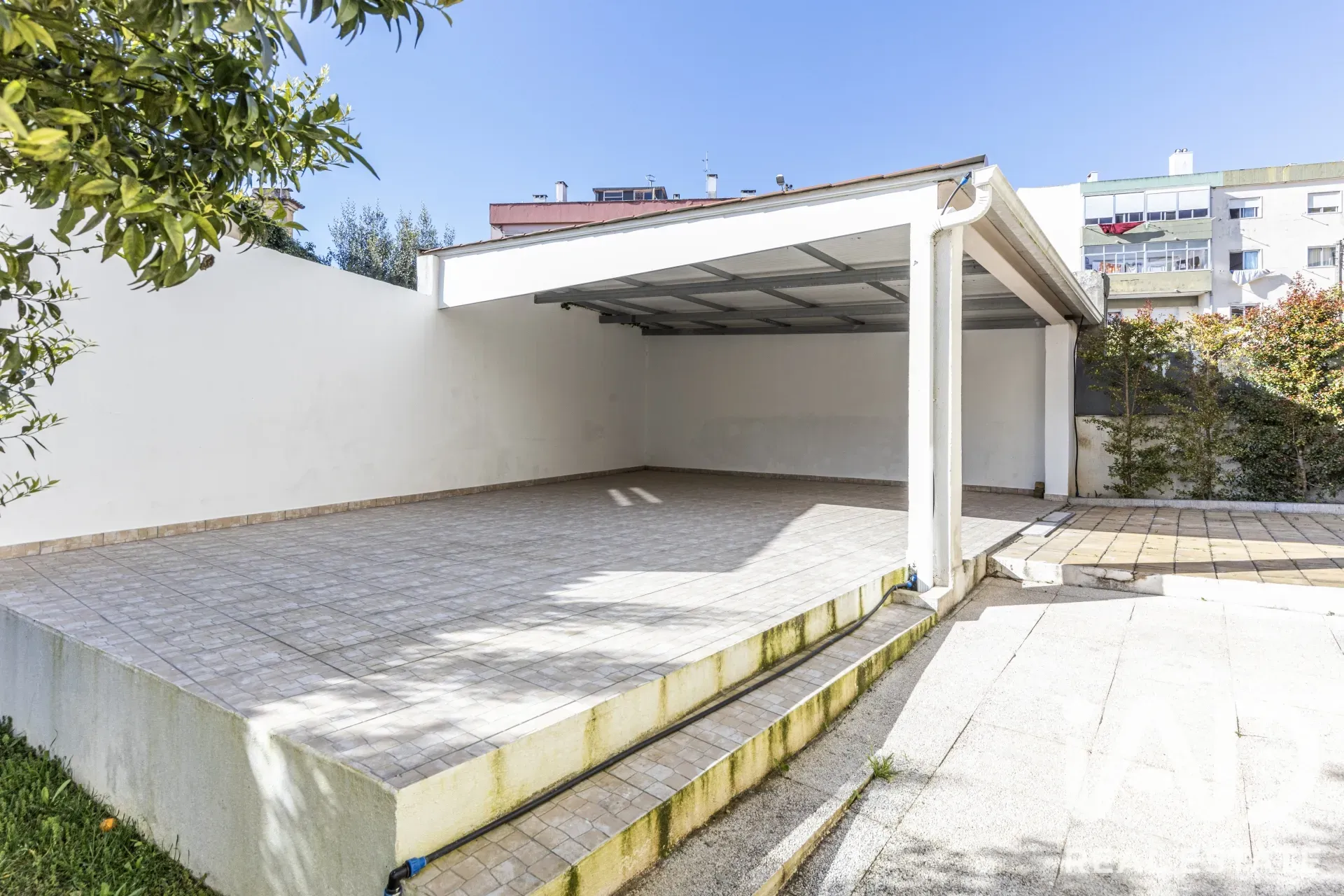 Contemporary 5-Bedroom House with Garden in Lisbon's Agualva e Mira-Sintra - Image 4