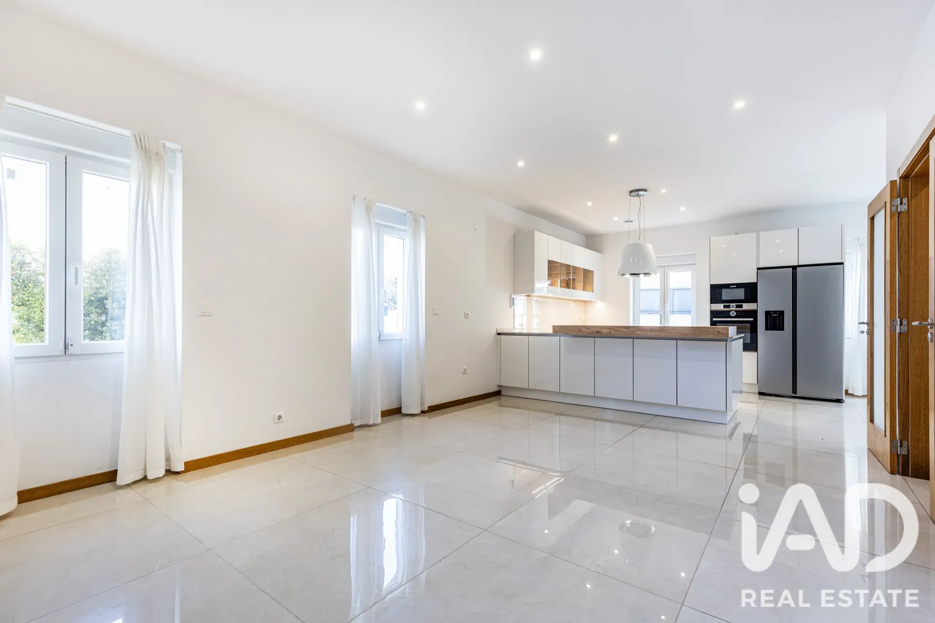 Contemporary 5-Bedroom House with Garden in Lisbon's Agualva e Mira-Sintra - View image 6 of 31