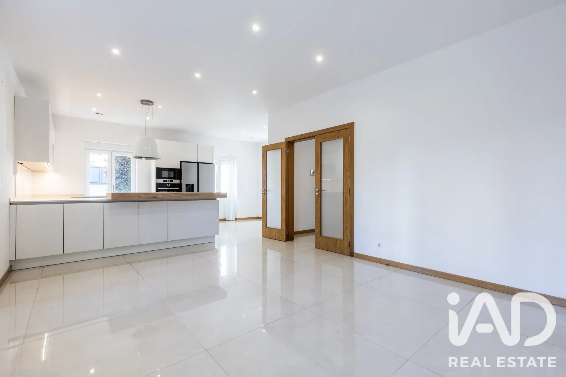 Contemporary 5-Bedroom House with Garden in Lisbon's Agualva e Mira-Sintra - View image 7 of 31