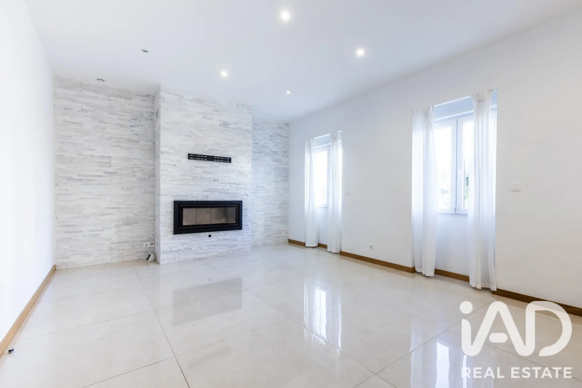 Contemporary 5-Bedroom House with Garden in Lisbon's Agualva e Mira-Sintra - View image 8 of 31