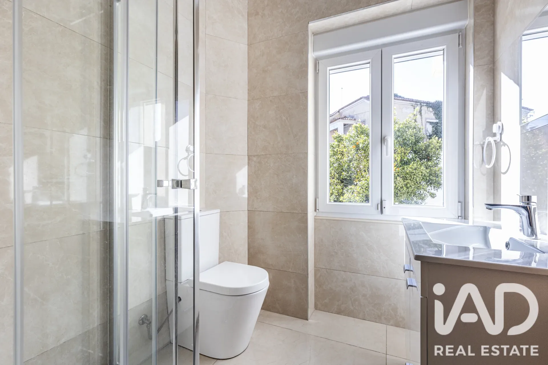 Contemporary 5-Bedroom House with Garden in Lisbon's Agualva e Mira-Sintra - View image 15 of 31