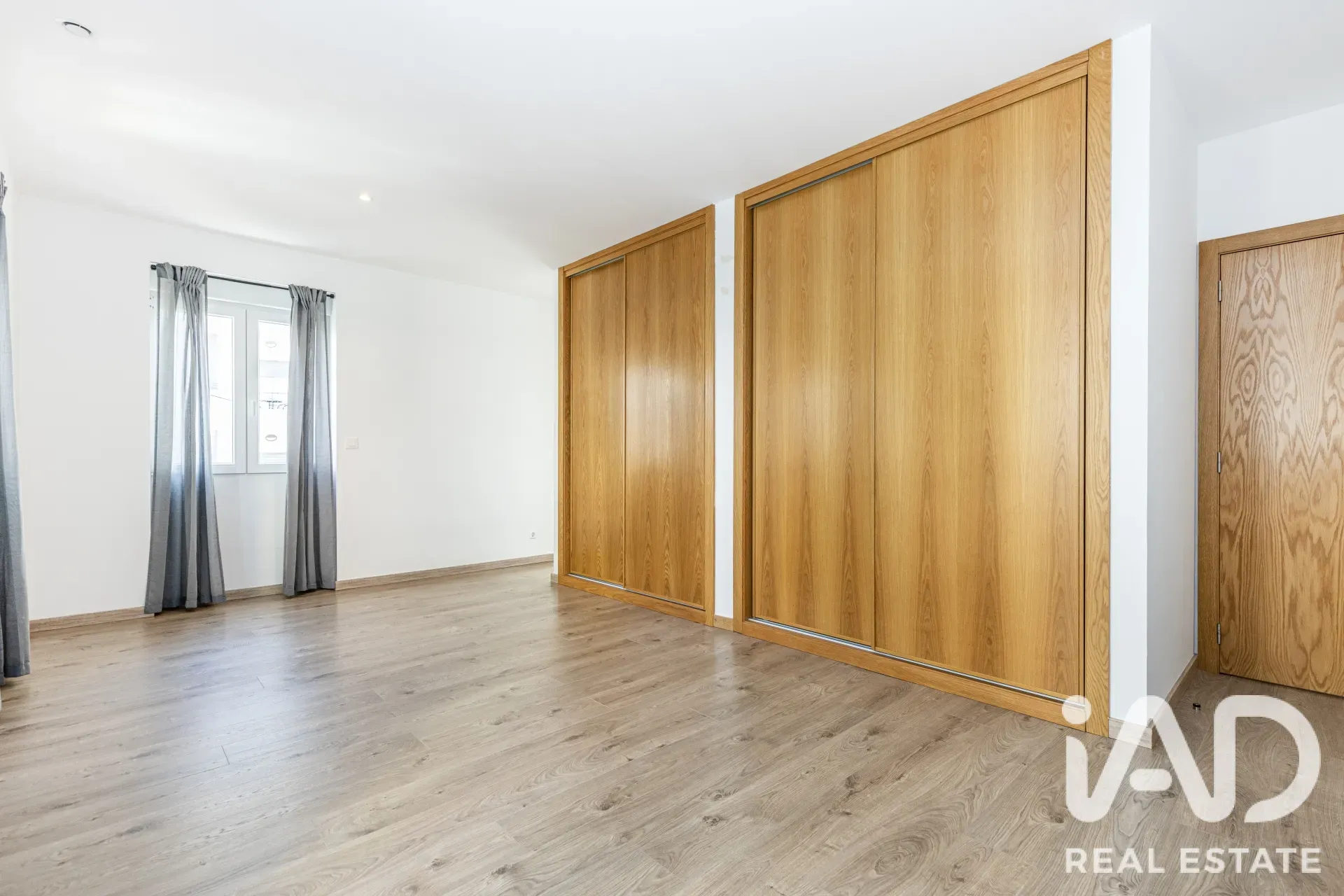 Contemporary 5-Bedroom House with Garden in Lisbon's Agualva e Mira-Sintra - View image 17 of 31