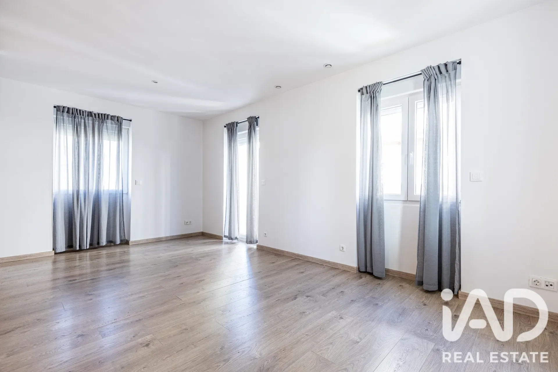 Contemporary 5-Bedroom House with Garden in Lisbon's Agualva e Mira-Sintra - View image 18 of 31