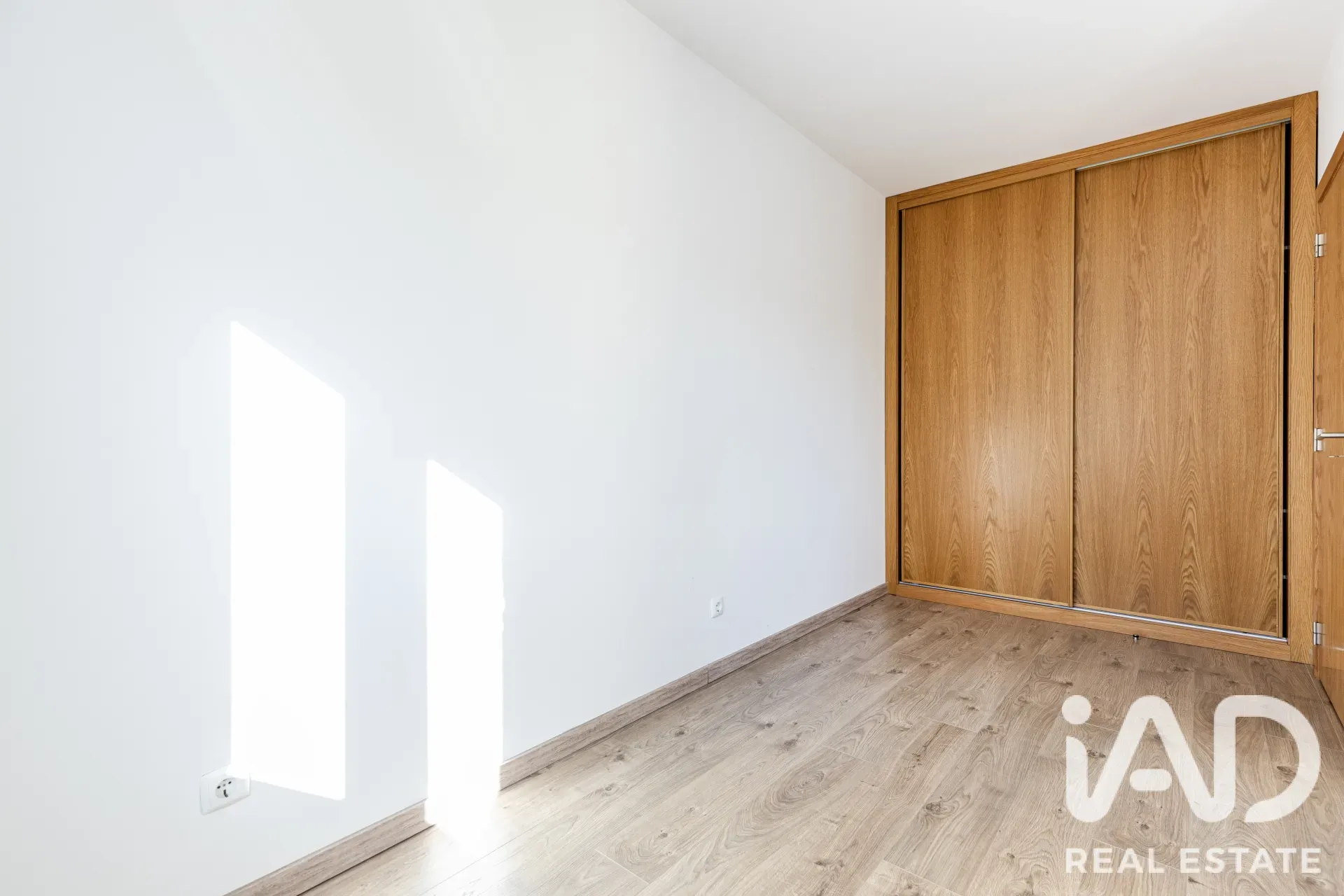 Contemporary 5-Bedroom House with Garden in Lisbon's Agualva e Mira-Sintra - View image 23 of 31