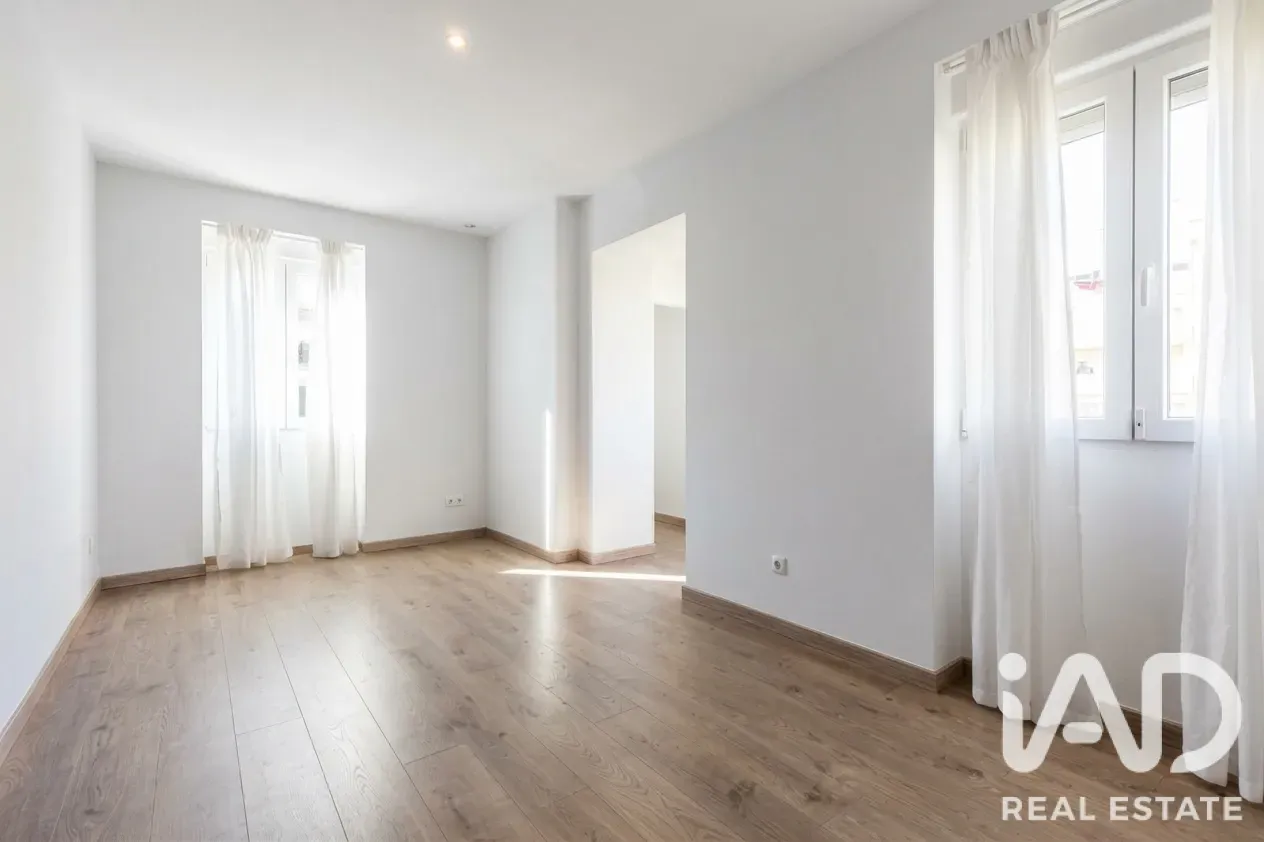 Contemporary 5-Bedroom House with Garden in Lisbon's Agualva e Mira-Sintra - View image 25 of 31