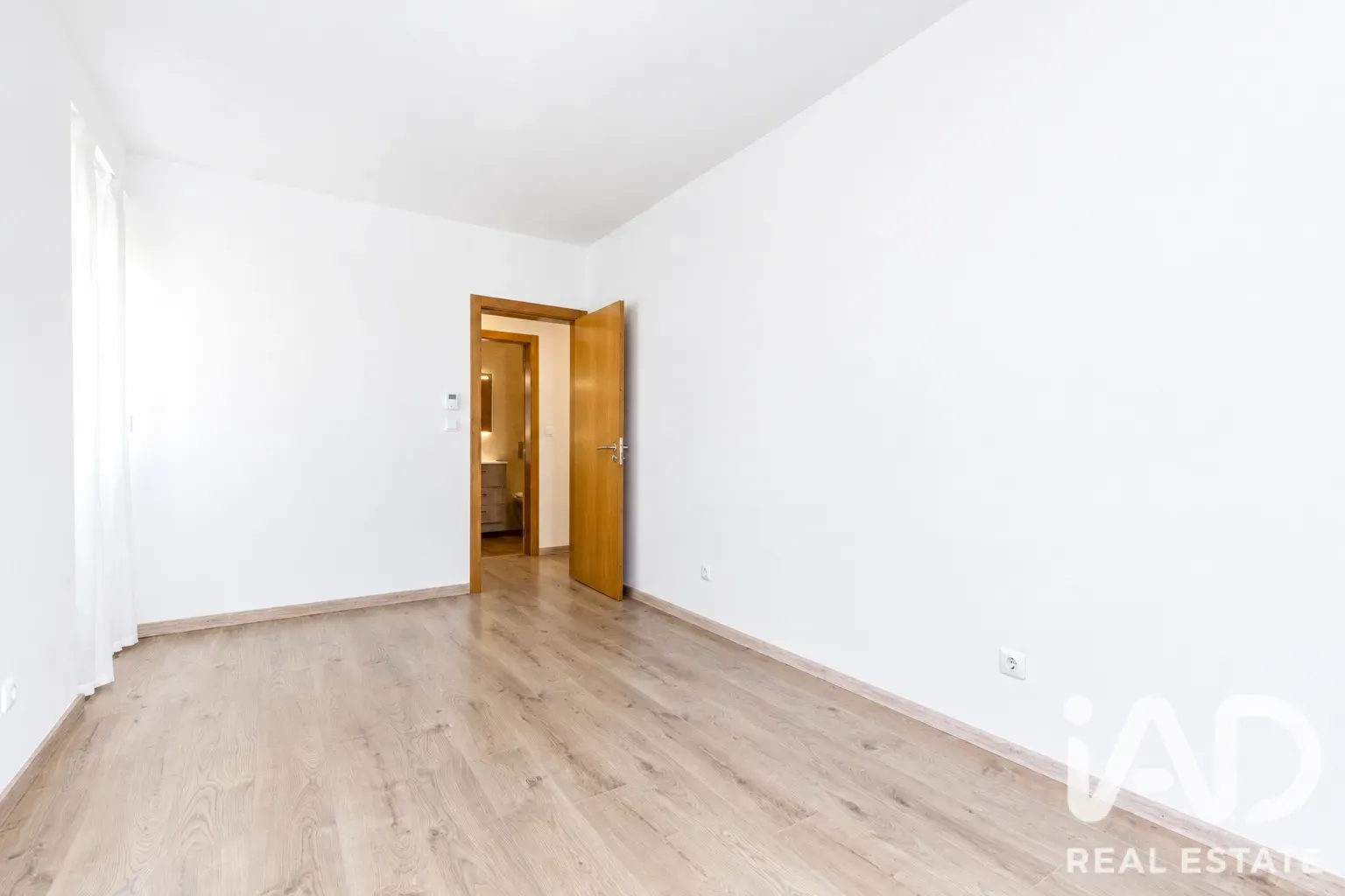 Contemporary 5-Bedroom House with Garden in Lisbon's Agualva e Mira-Sintra - View image 26 of 31