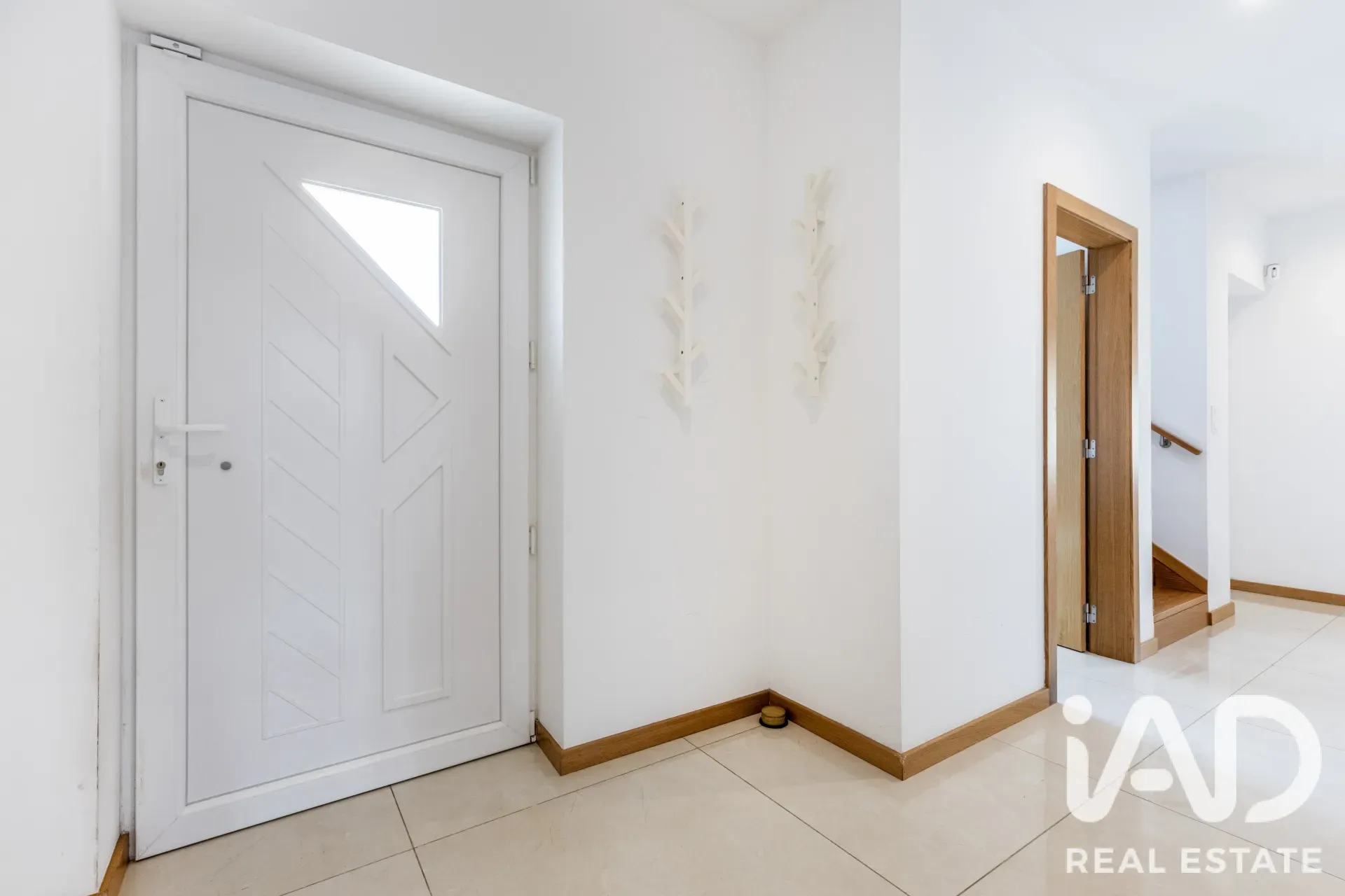 Contemporary 5-Bedroom House with Garden in Lisbon's Agualva e Mira-Sintra - View image 27 of 31
