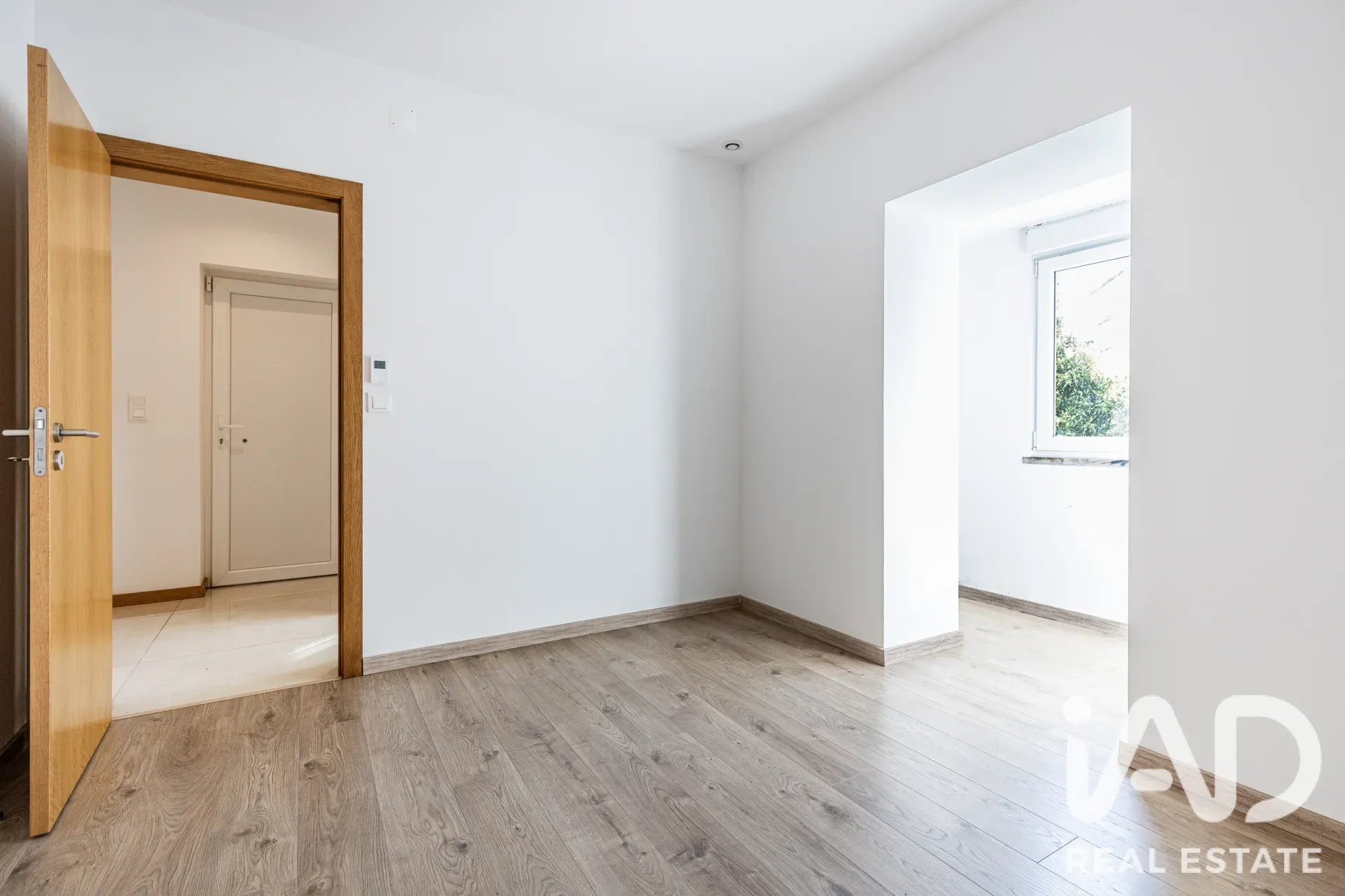 Contemporary 5-Bedroom House with Garden in Lisbon's Agualva e Mira-Sintra - View image 28 of 31