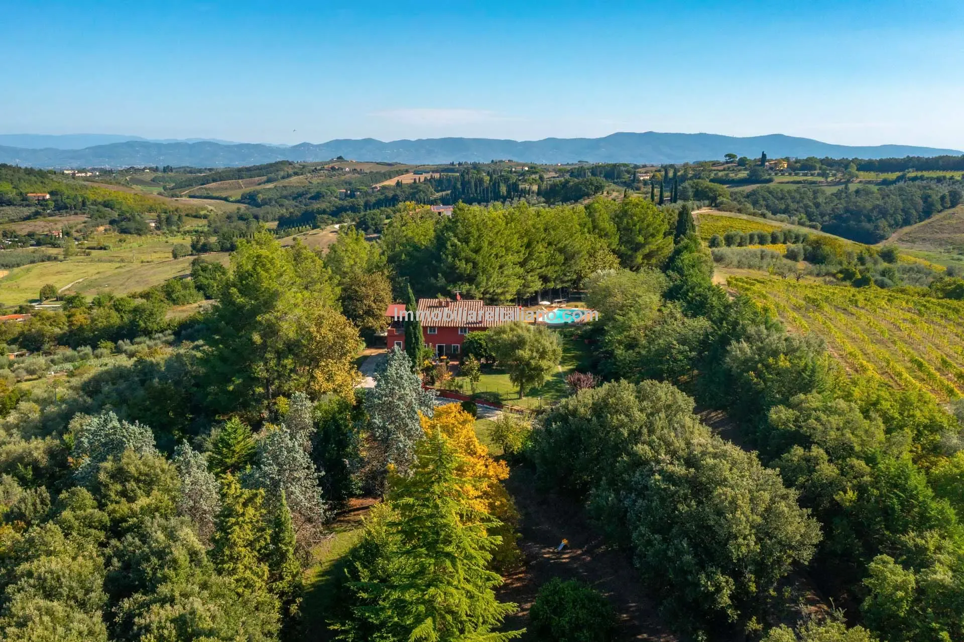 Contemporary 5-Bedroom Villa with Pool in Scenic Tuscany Near Florence - Image 4