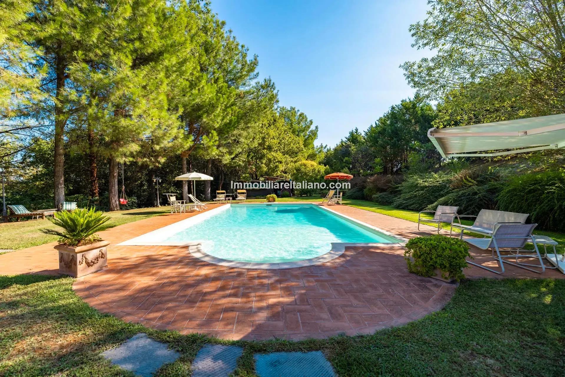 Contemporary 5-Bedroom Villa with Pool in Scenic Tuscany Near Florence - View image 7 of 63