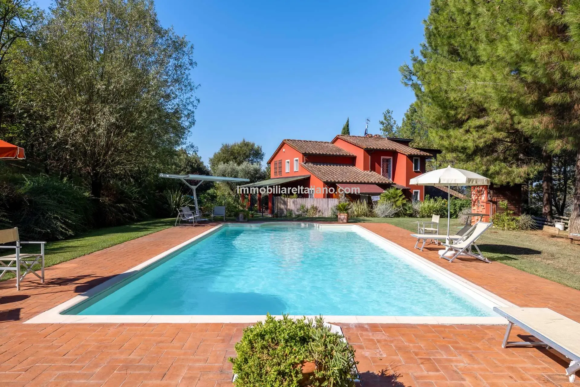 Contemporary 5-Bedroom Villa with Pool in Scenic Tuscany Near Florence - View image 8 of 63