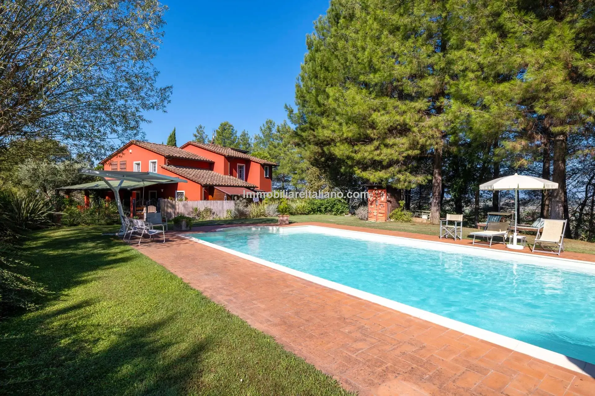 Contemporary 5-Bedroom Villa with Pool in Scenic Tuscany Near Florence - View image 9 of 63