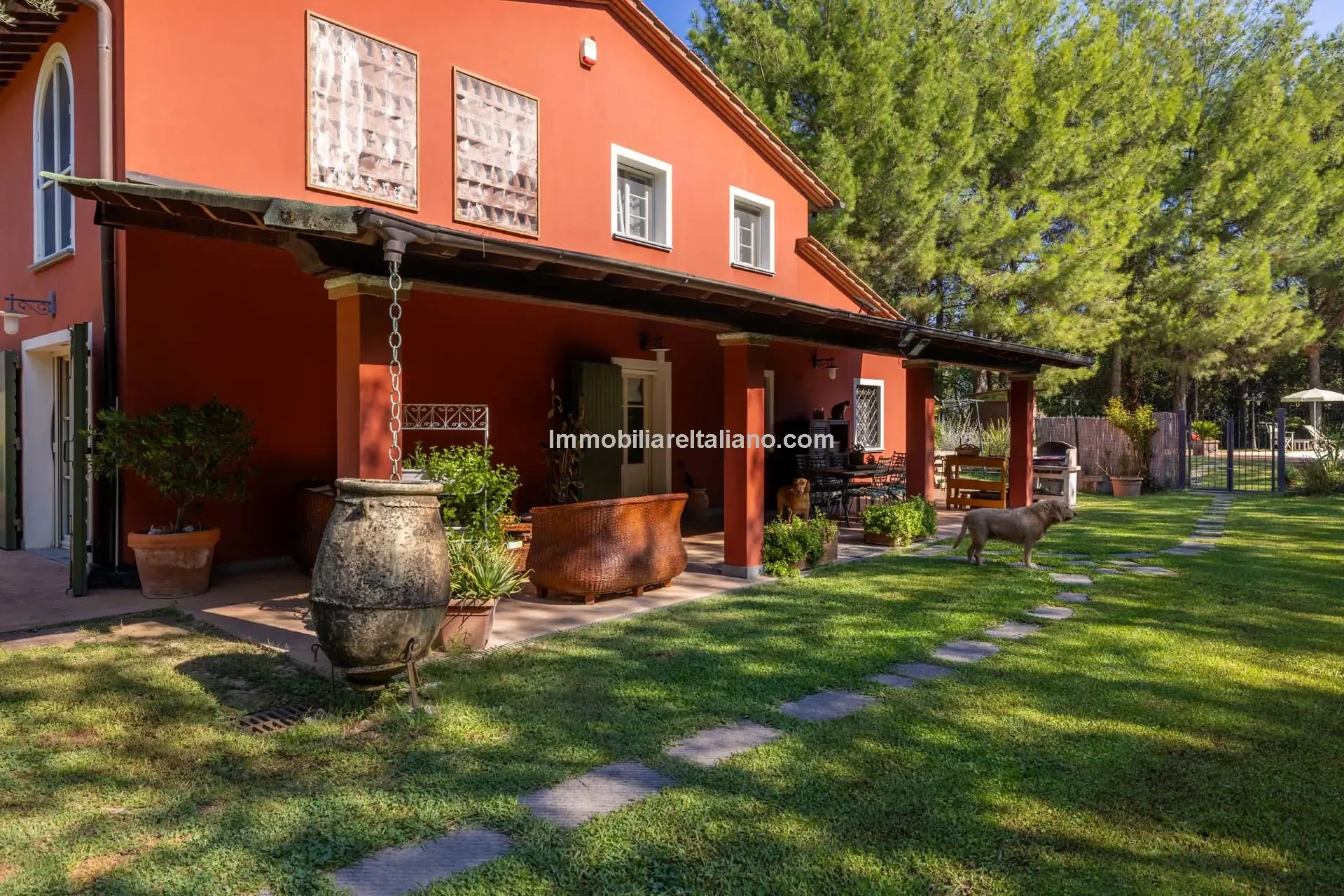 Contemporary 5-Bedroom Villa with Pool in Scenic Tuscany Near Florence - View image 10 of 63