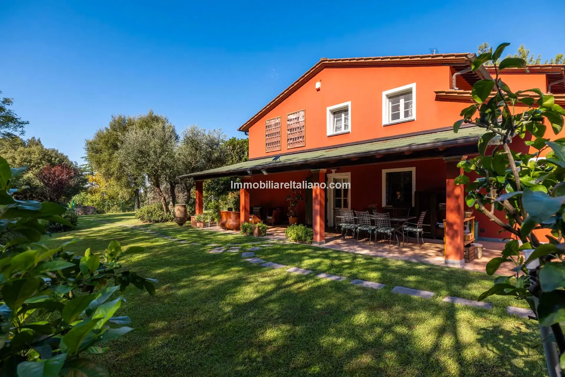 Contemporary 5-Bedroom Villa with Pool in Scenic Tuscany Near Florence - View image 11 of 63