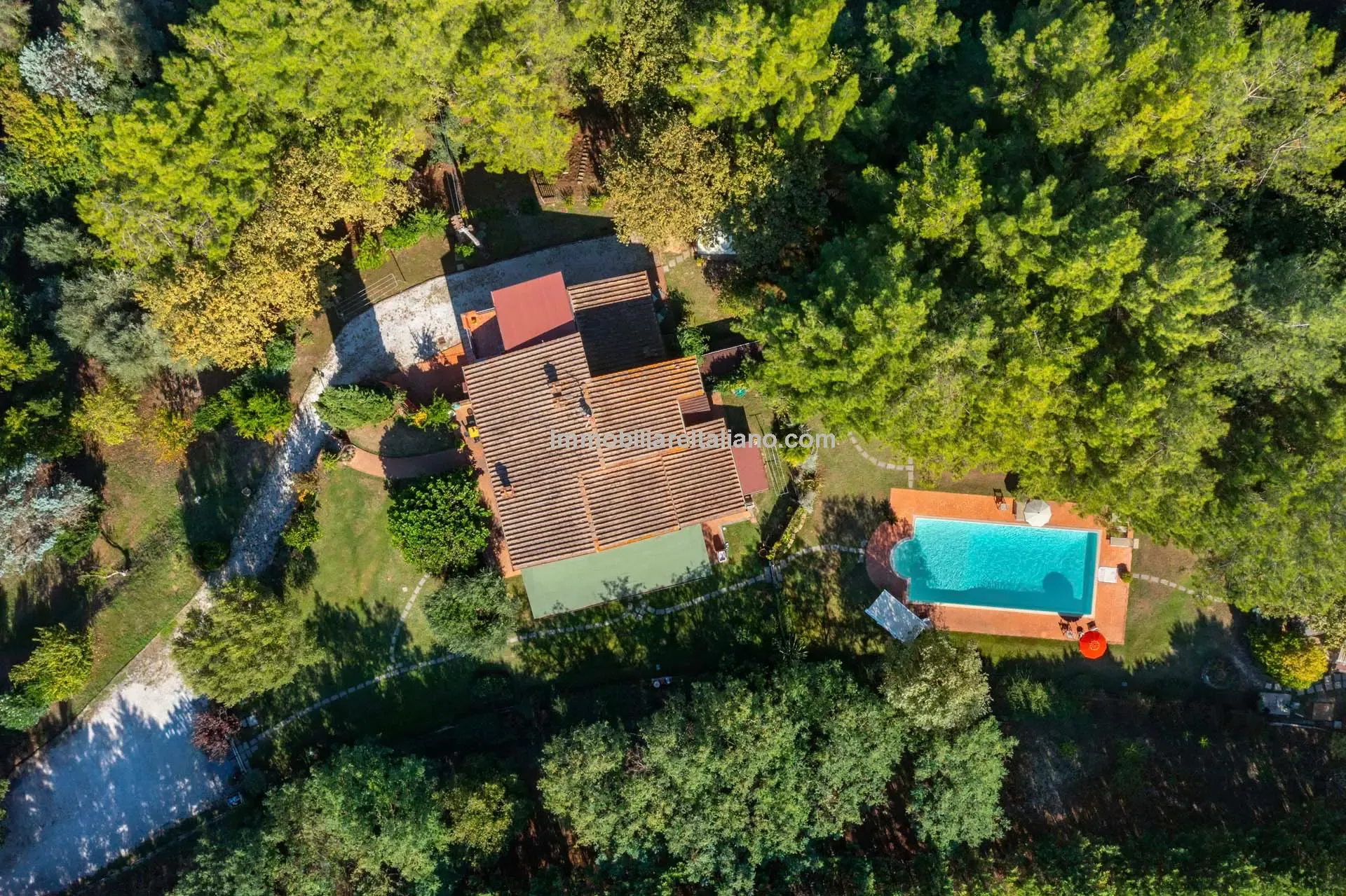 Contemporary 5-Bedroom Villa with Pool in Scenic Tuscany Near Florence - View image 13 of 63