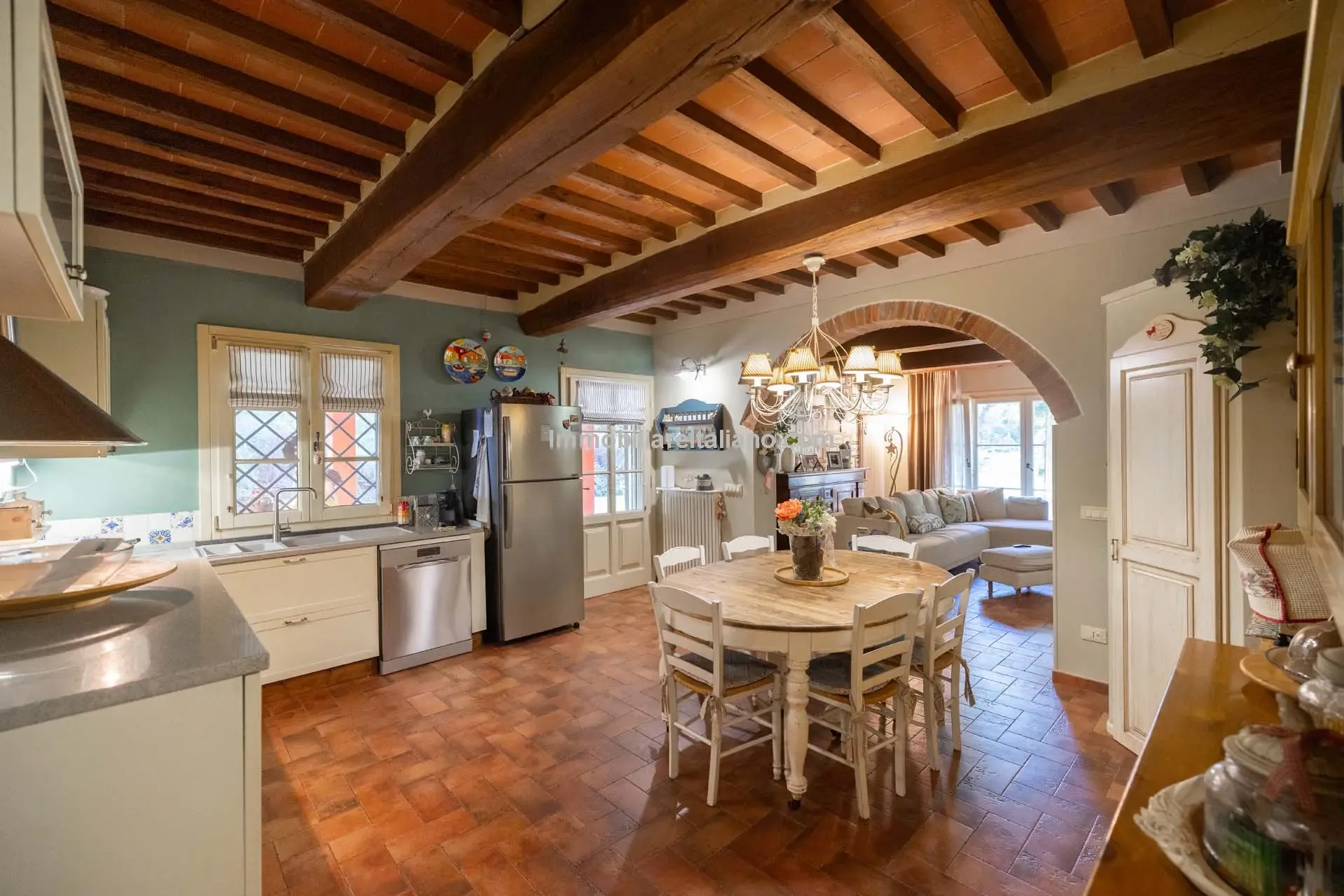 Contemporary 5-Bedroom Villa with Pool in Scenic Tuscany Near Florence - View image 14 of 63