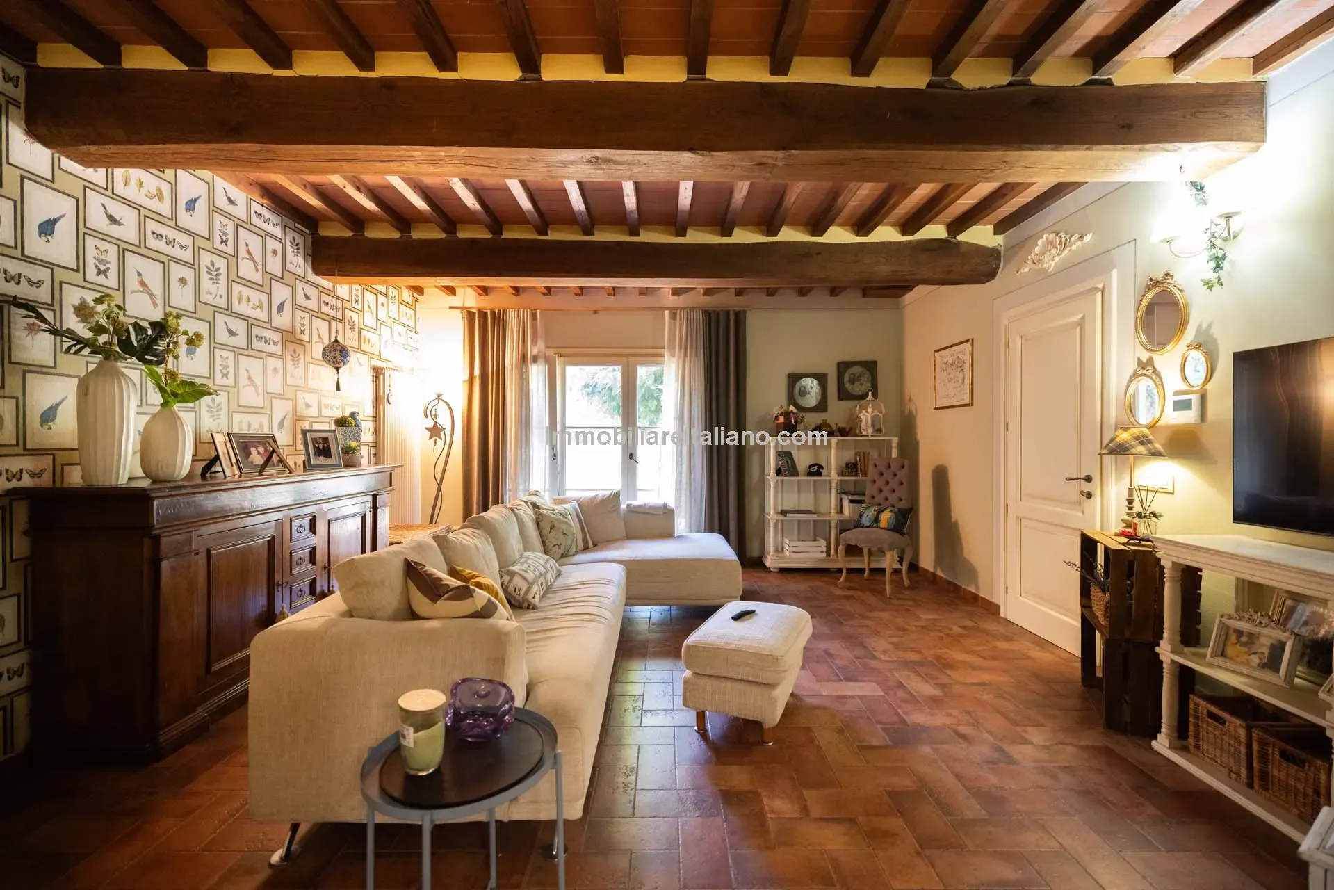 Contemporary 5-Bedroom Villa with Pool in Scenic Tuscany Near Florence - View image 17 of 63