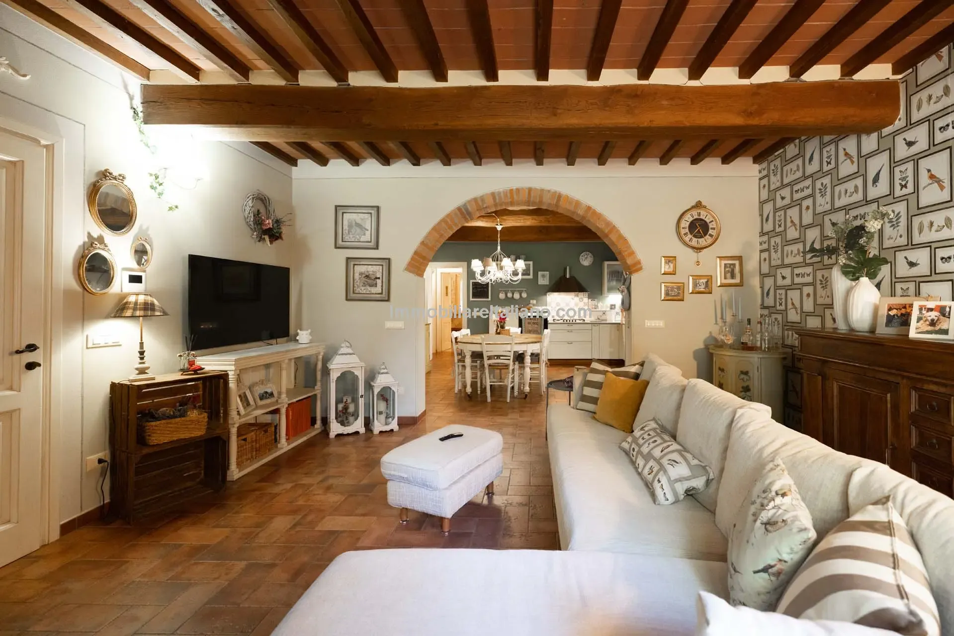 Contemporary 5-Bedroom Villa with Pool in Scenic Tuscany Near Florence - View image 18 of 63