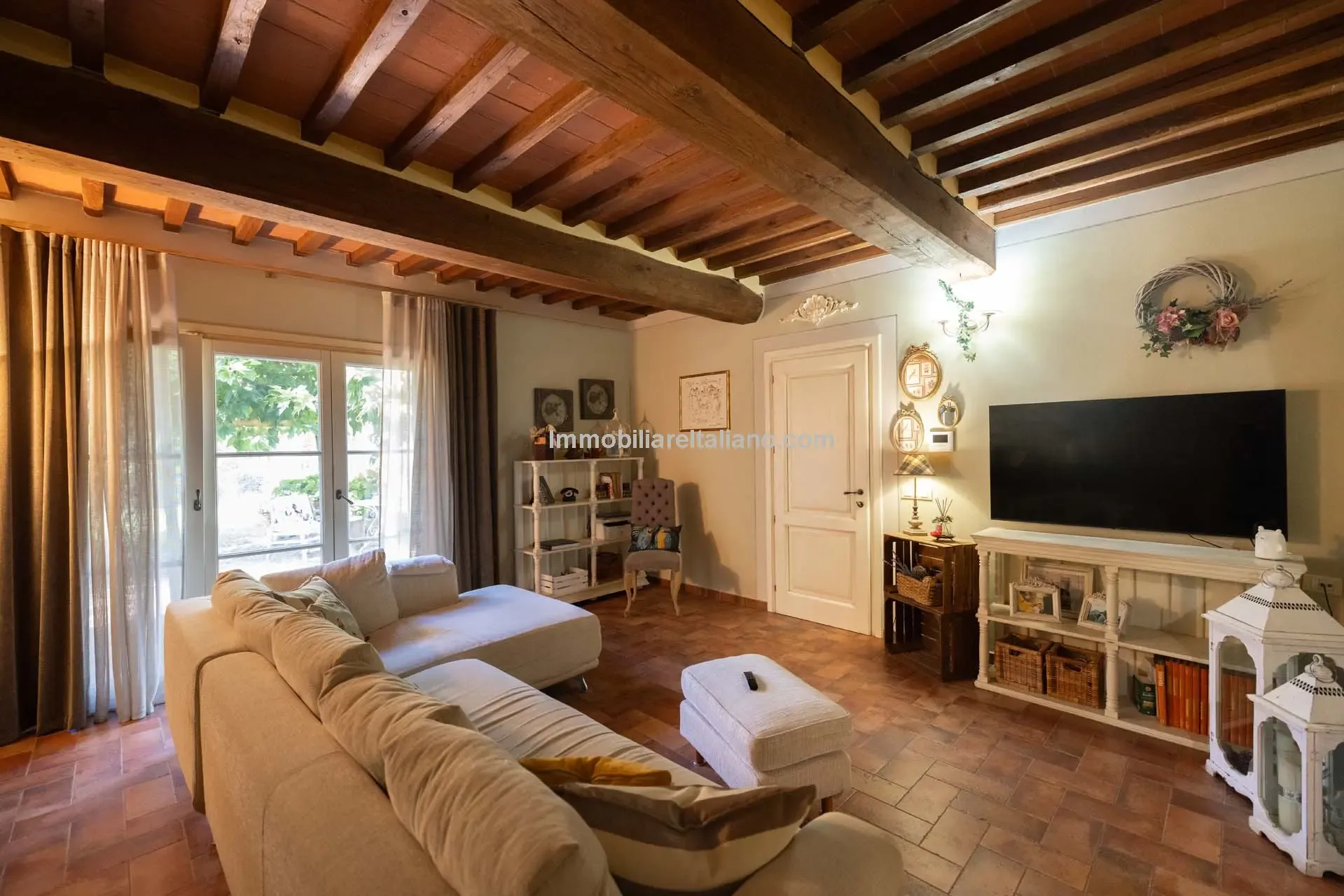Contemporary 5-Bedroom Villa with Pool in Scenic Tuscany Near Florence - View image 19 of 63