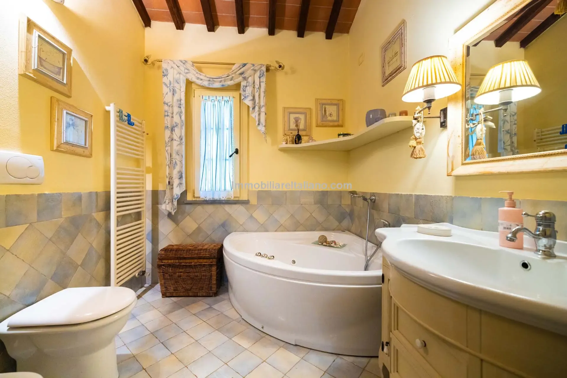 Contemporary 5-Bedroom Villa with Pool in Scenic Tuscany Near Florence - View image 20 of 63