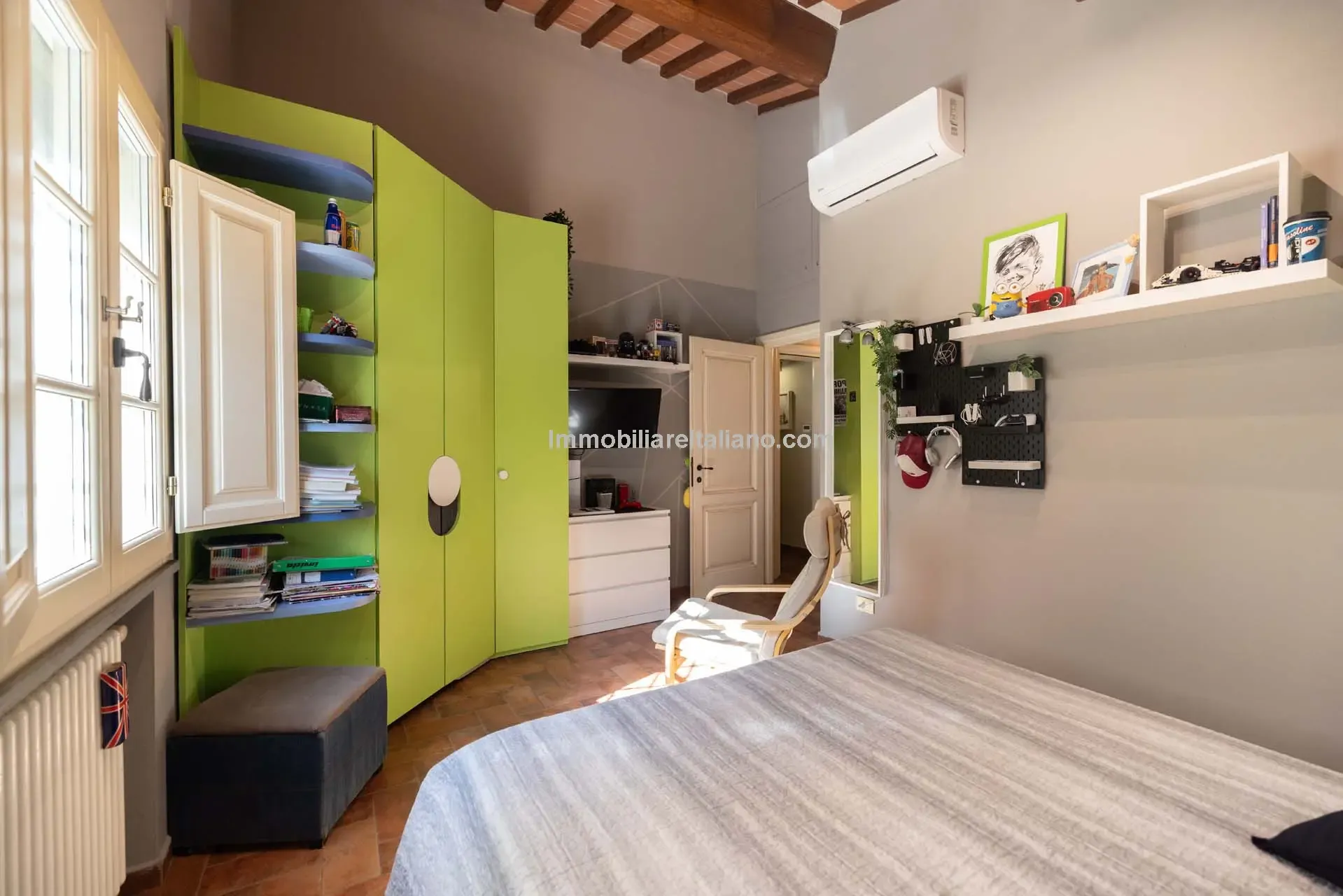 Contemporary 5-Bedroom Villa with Pool in Scenic Tuscany Near Florence - View image 22 of 63