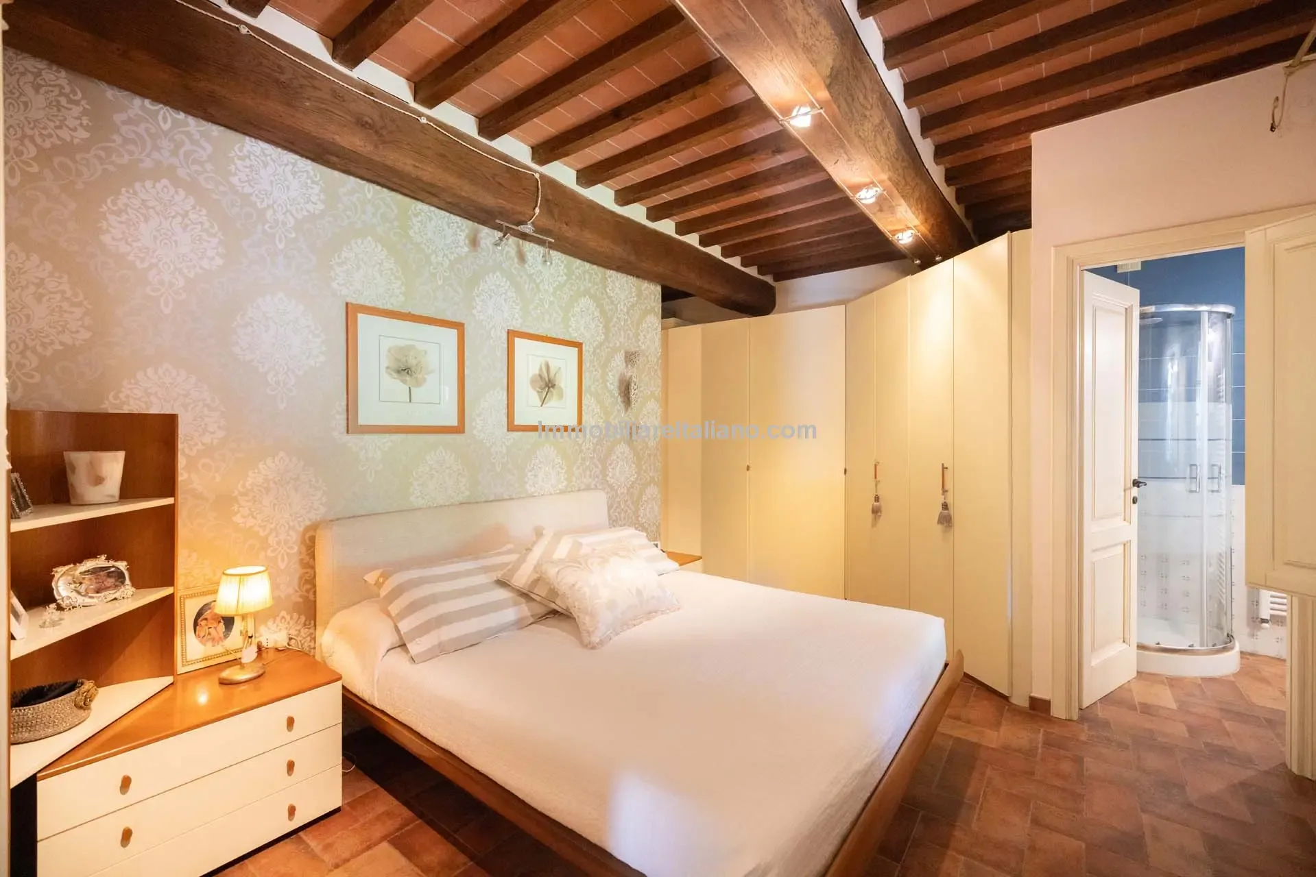 Contemporary 5-Bedroom Villa with Pool in Scenic Tuscany Near Florence - View image 23 of 63