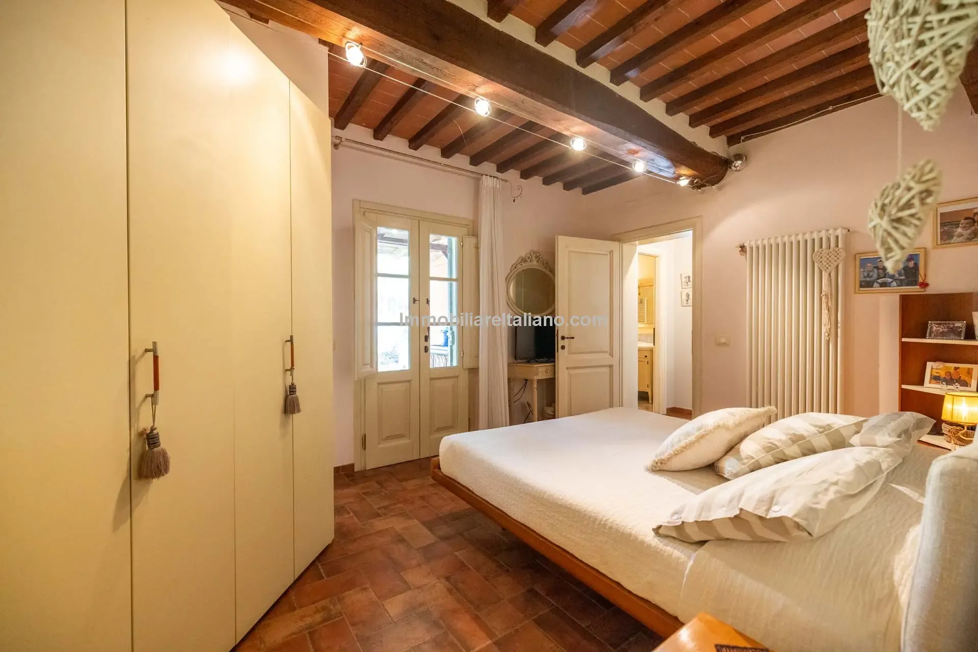 Contemporary 5-Bedroom Villa with Pool in Scenic Tuscany Near Florence - View image 24 of 63
