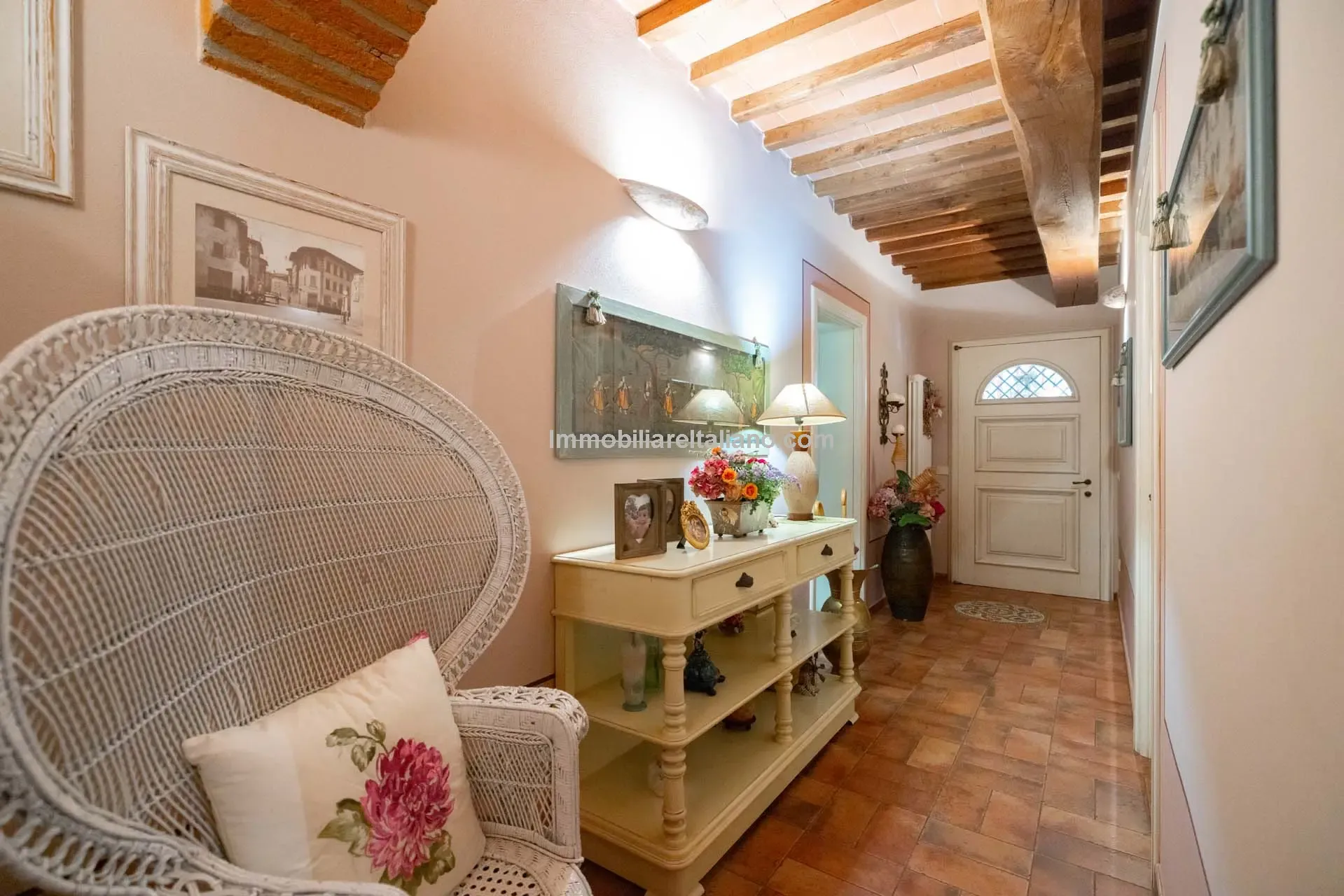 Contemporary 5-Bedroom Villa with Pool in Scenic Tuscany Near Florence - View image 26 of 63