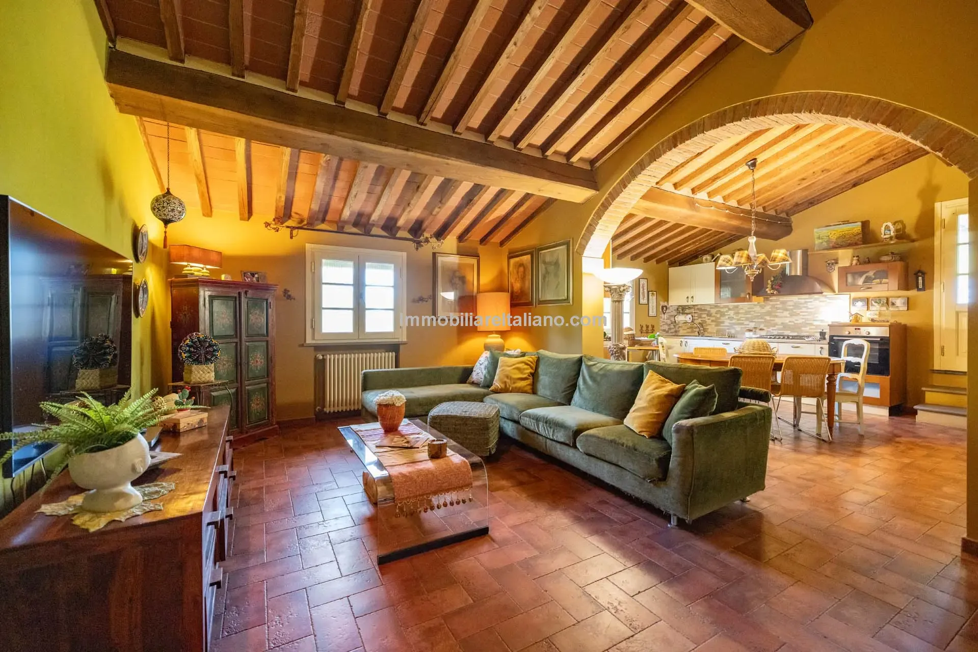 Contemporary 5-Bedroom Villa with Pool in Scenic Tuscany Near Florence - View image 27 of 63