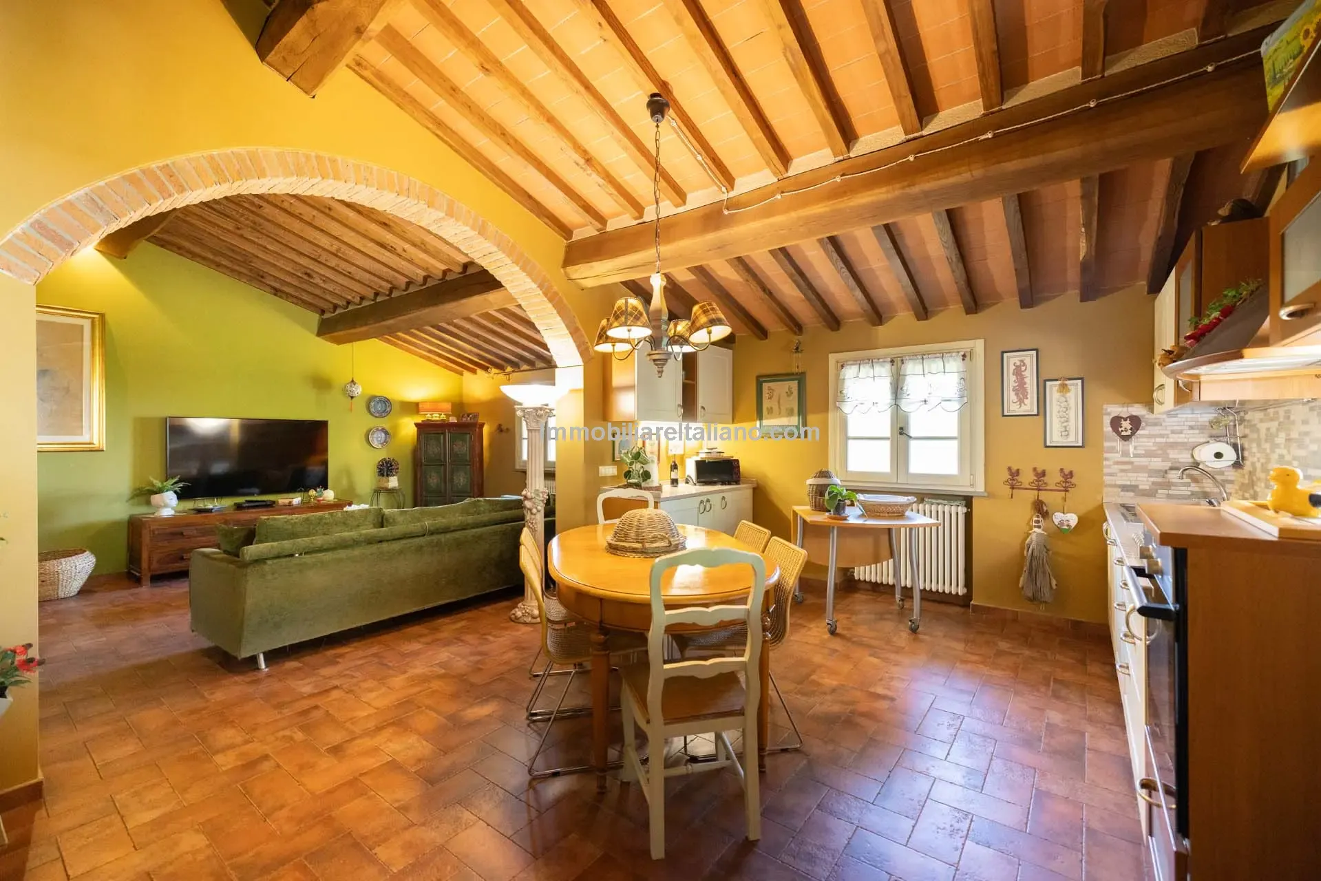 Contemporary 5-Bedroom Villa with Pool in Scenic Tuscany Near Florence - View image 31 of 63
