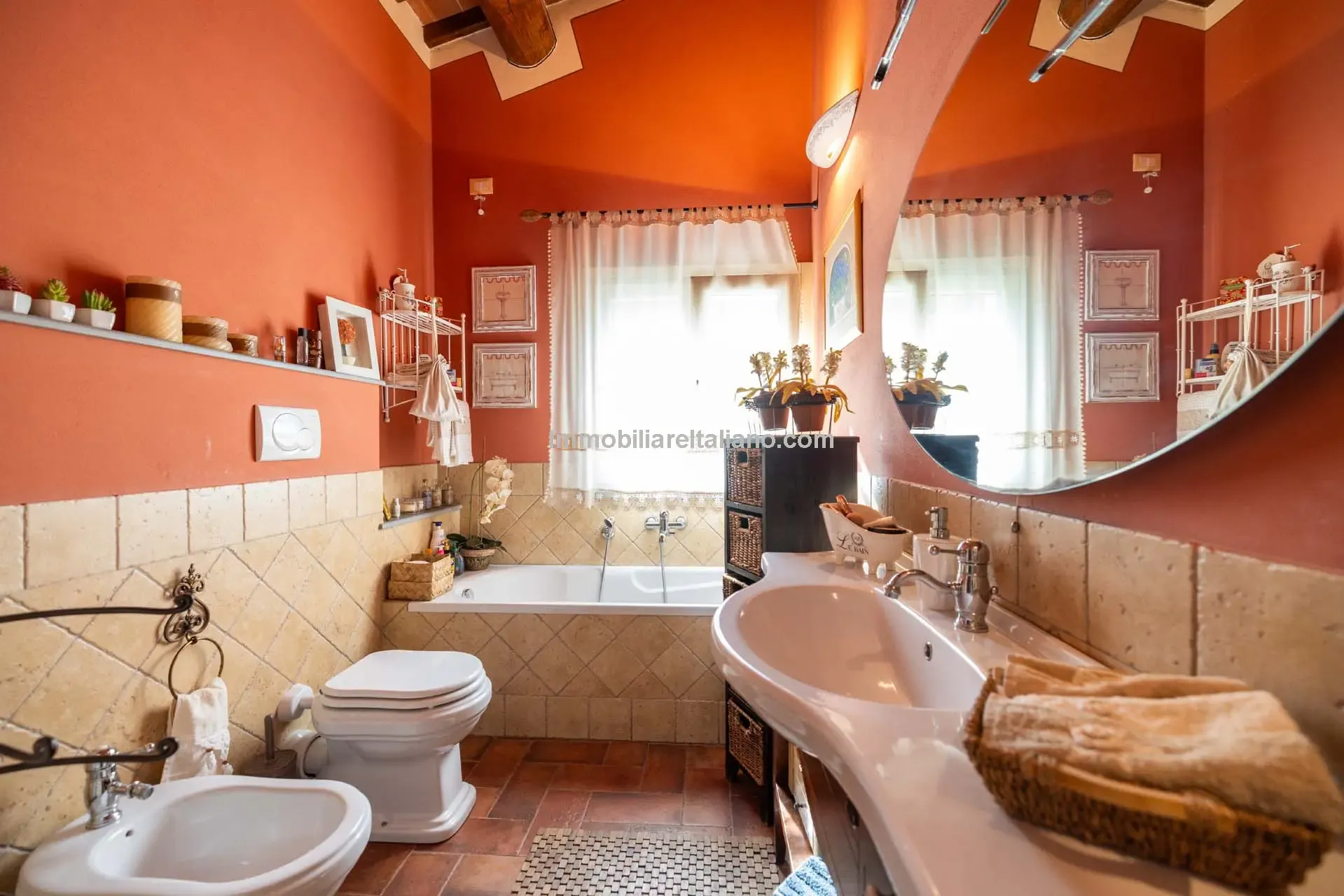 Contemporary 5-Bedroom Villa with Pool in Scenic Tuscany Near Florence - View image 32 of 63